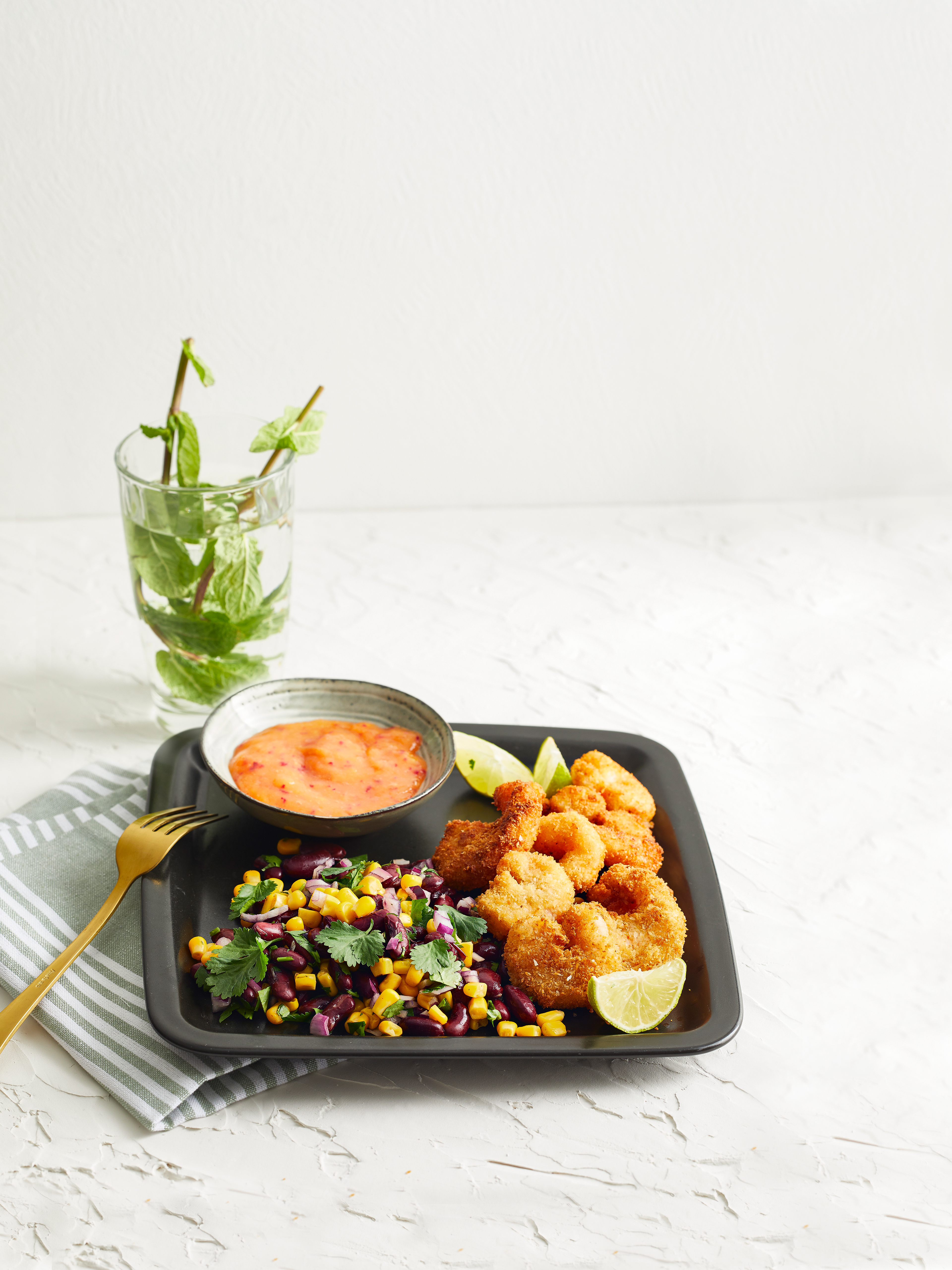 Crispy kokosgarnalen met mangosaus en bonensalade