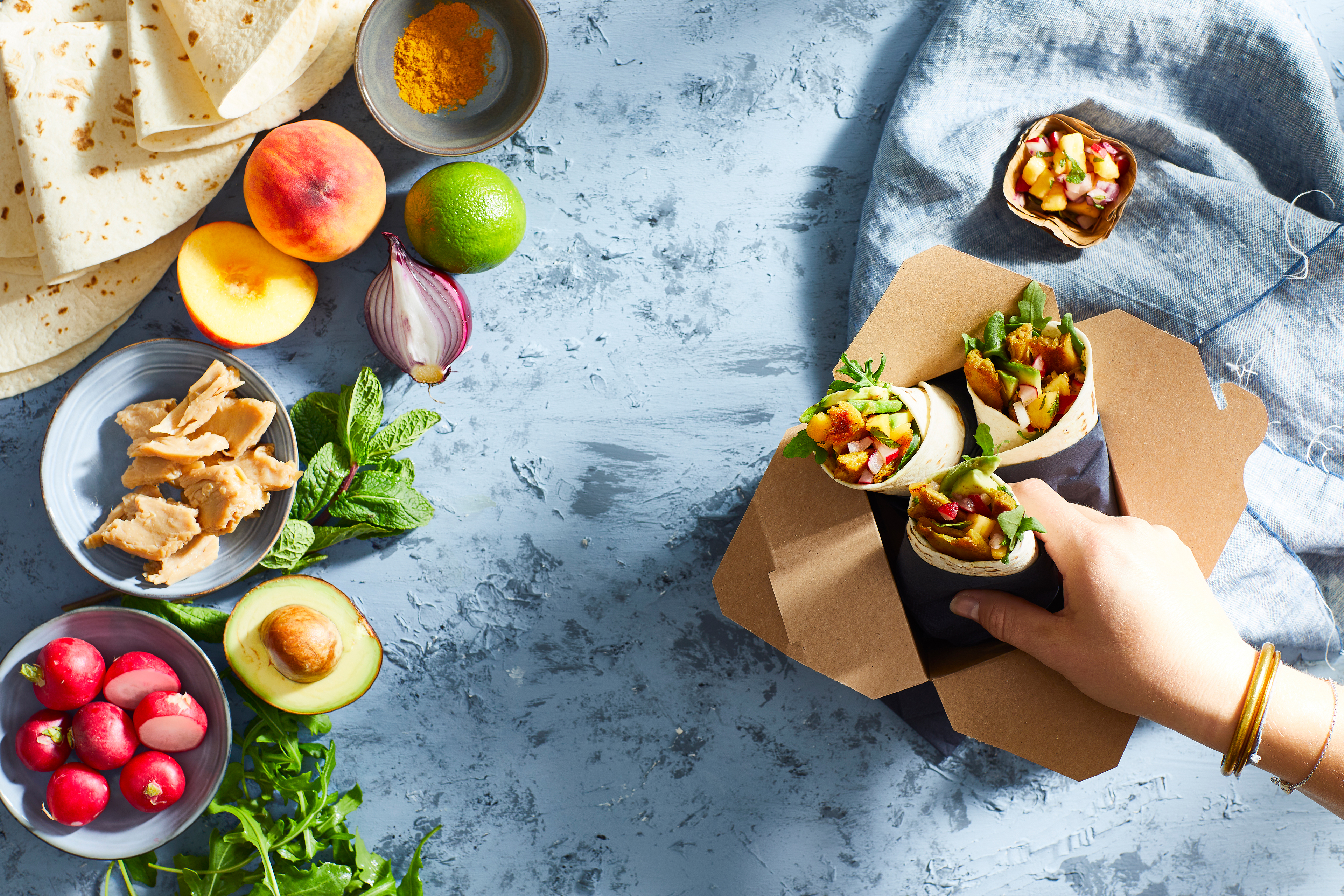 Vega ‘kipwraps' met perzik-limoensalsa