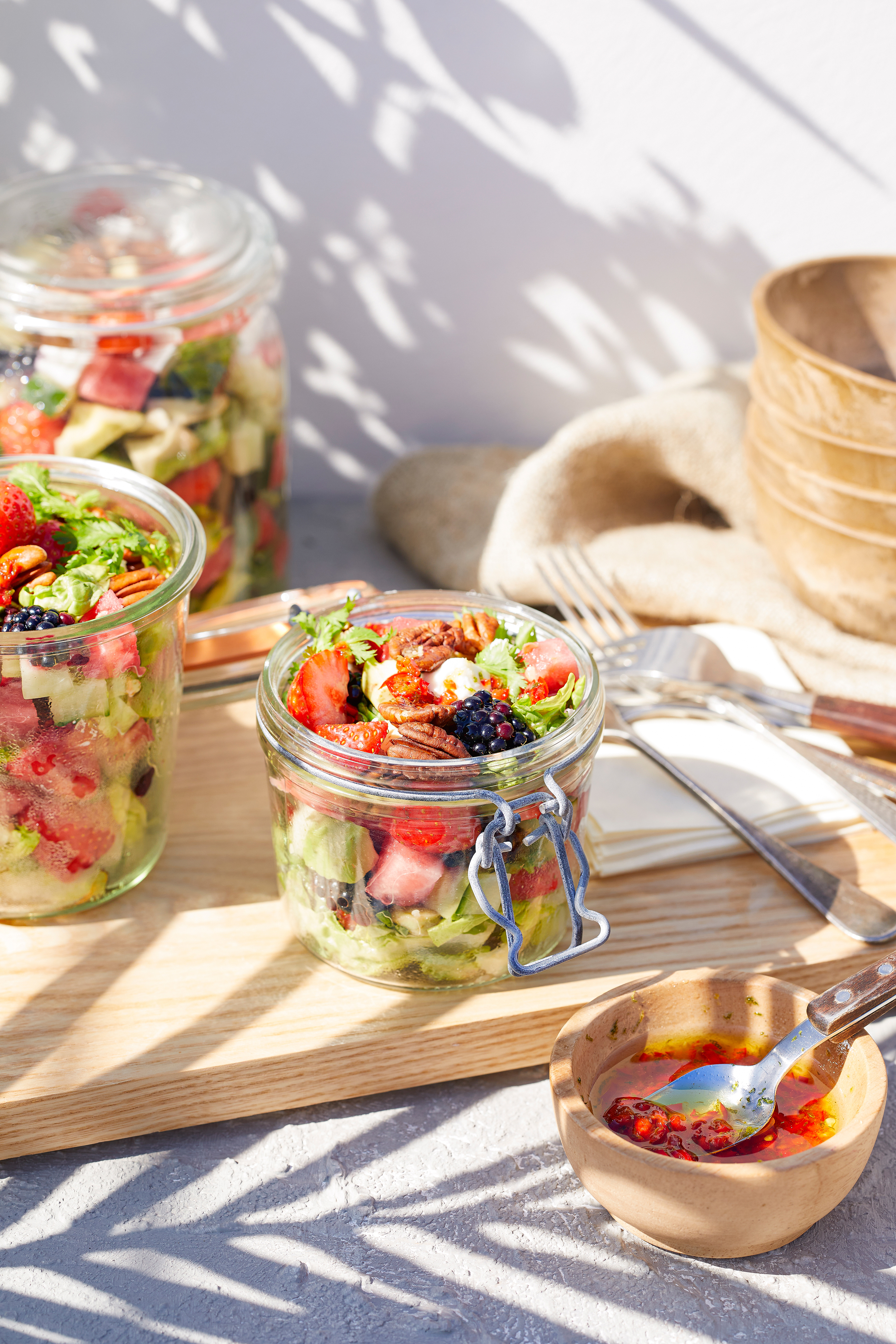 Zomerfruitsalade met avocado, feta en peperdressing