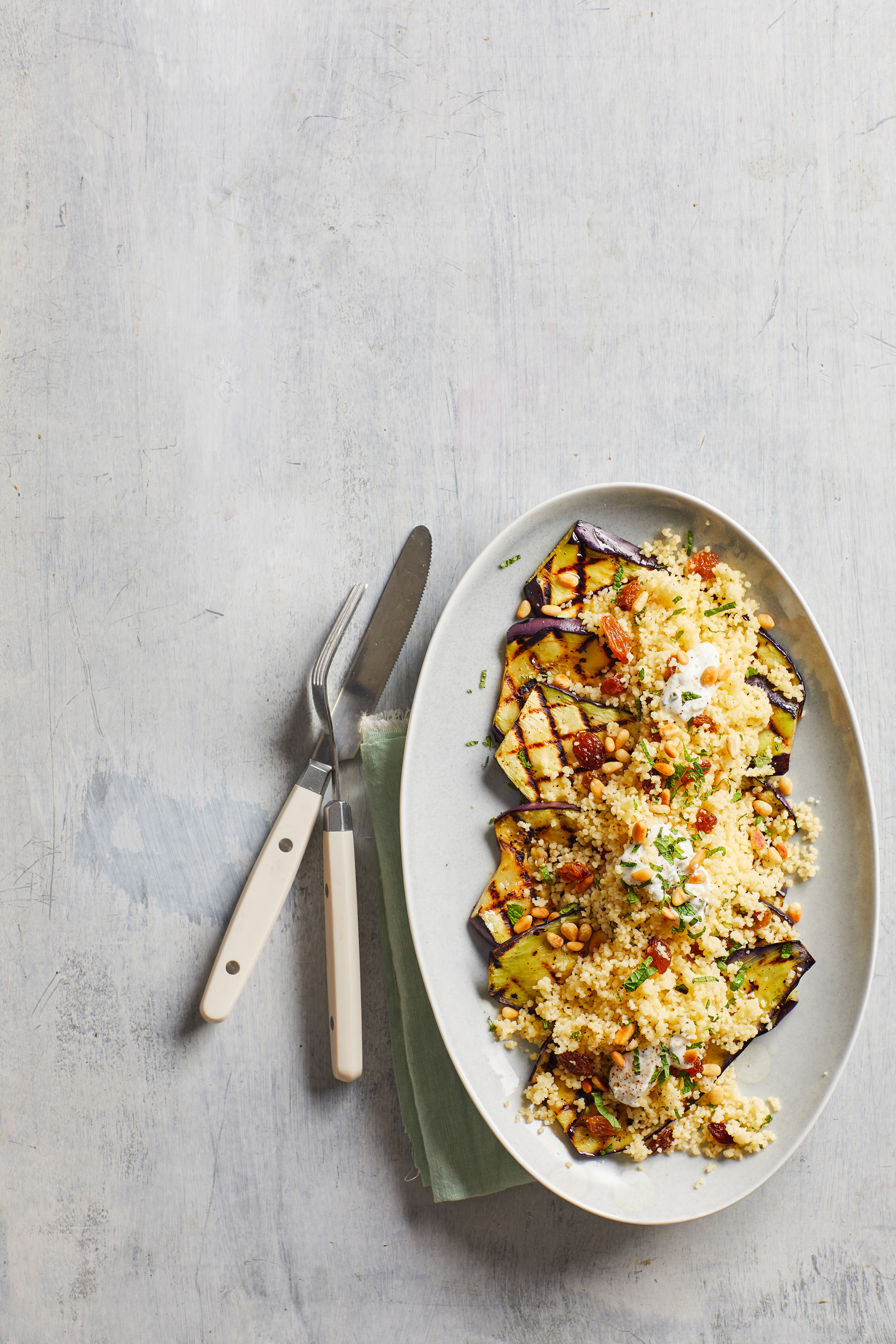 Gegrilde aubergine met couscous en yoghurtsaus