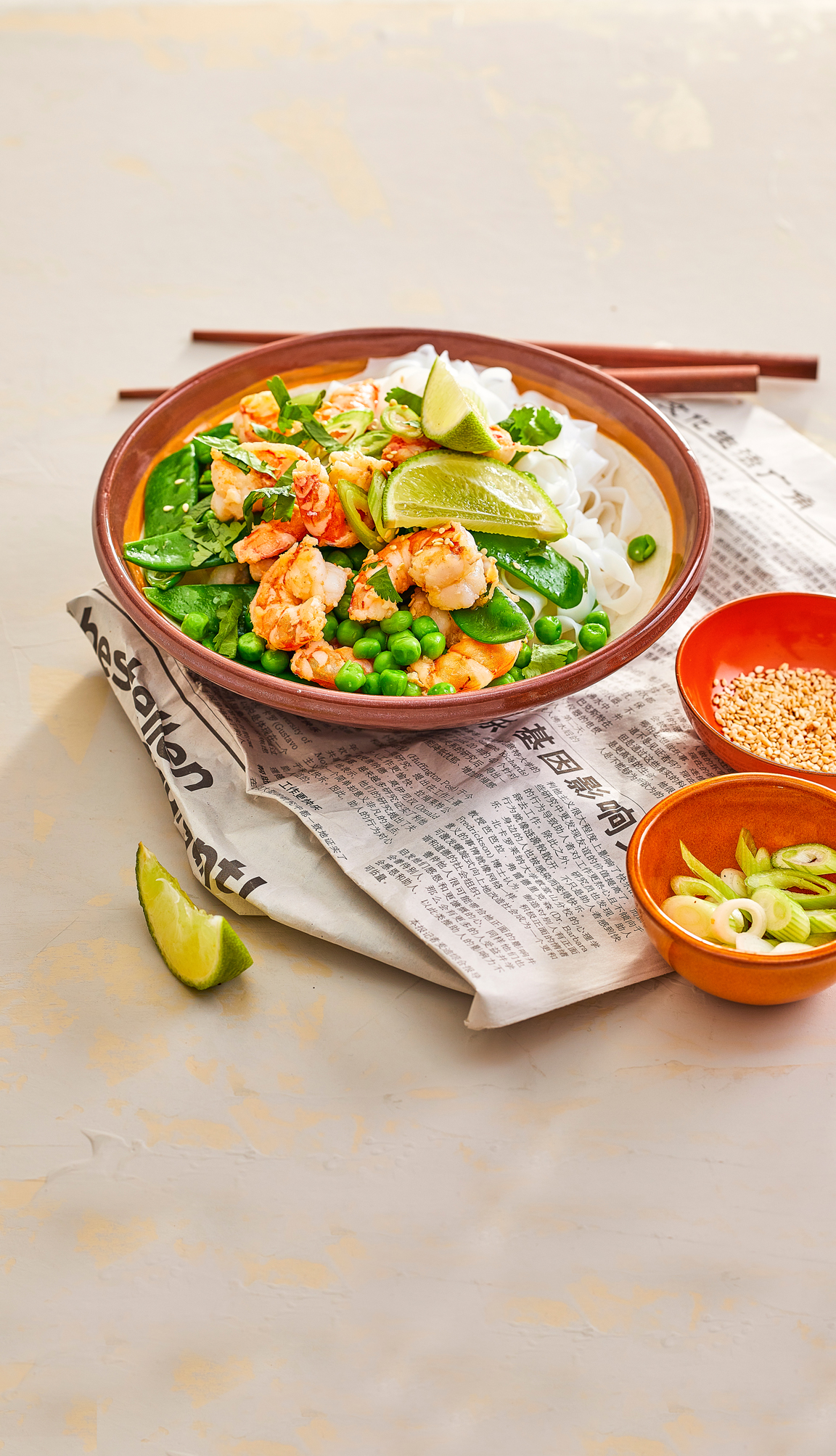 Noedels met garnalen, peultjes en erwtjes