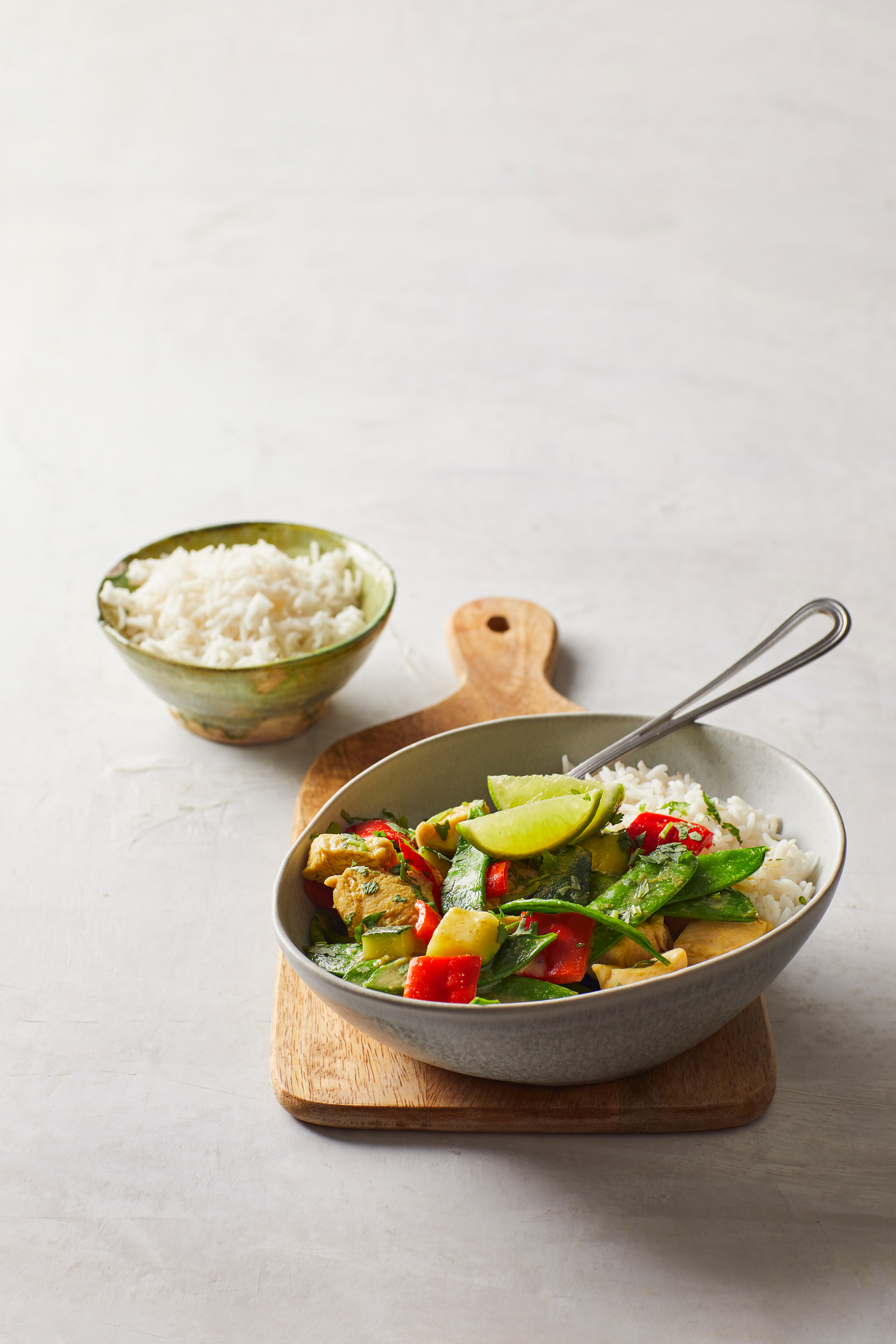 Groene curry met courgette, peultjes en kip