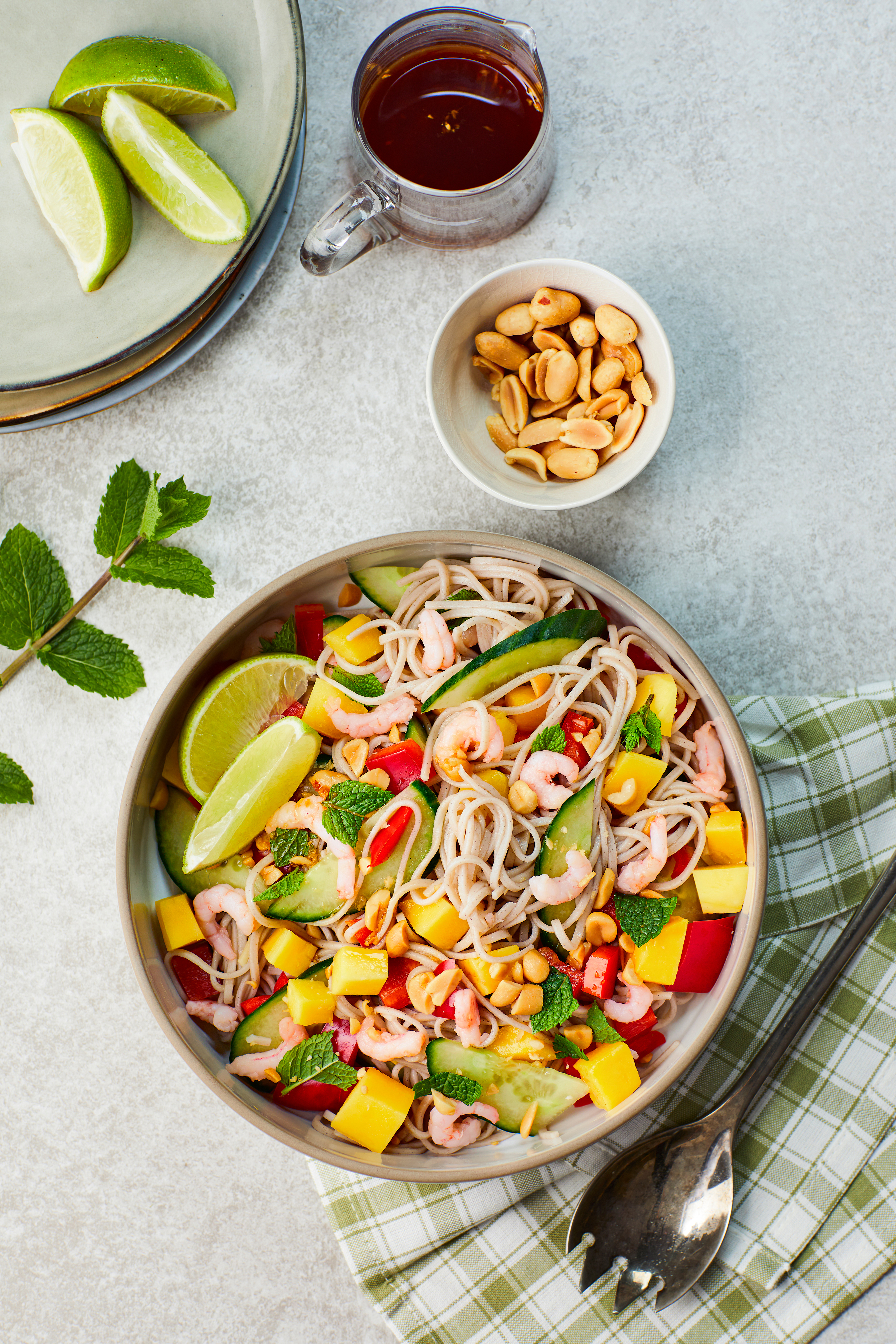 Noedelsalade met garnalen en mango