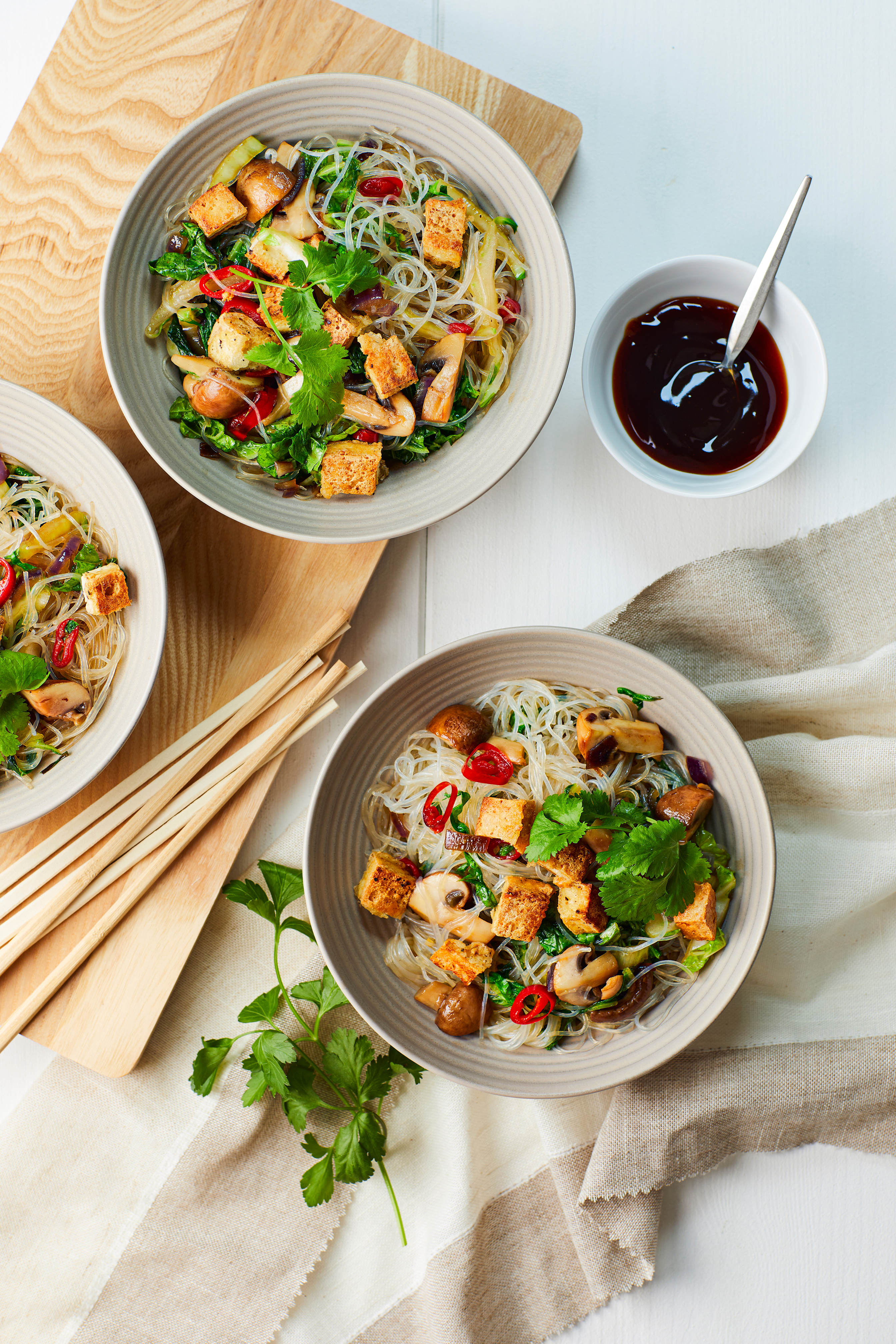 Noedels met crispy tofu en Chinese kool