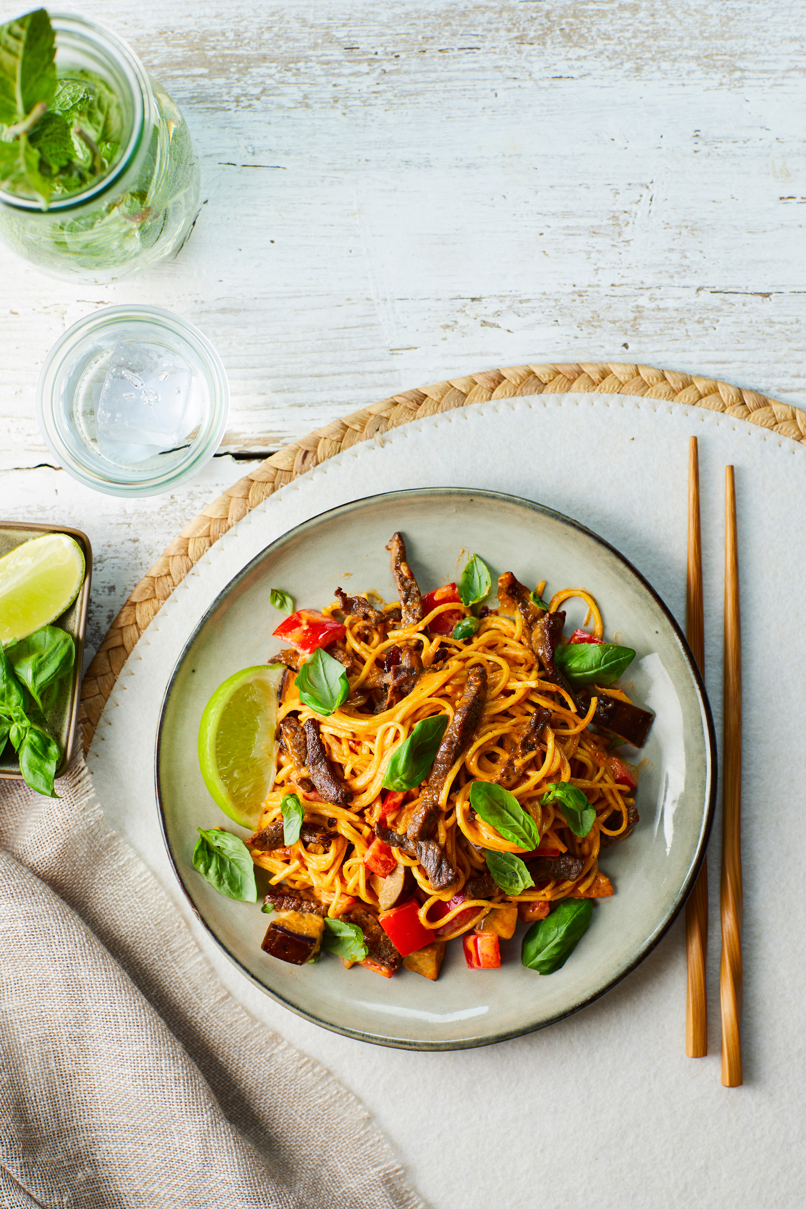 Currynoedels met biefstuk en aubergine