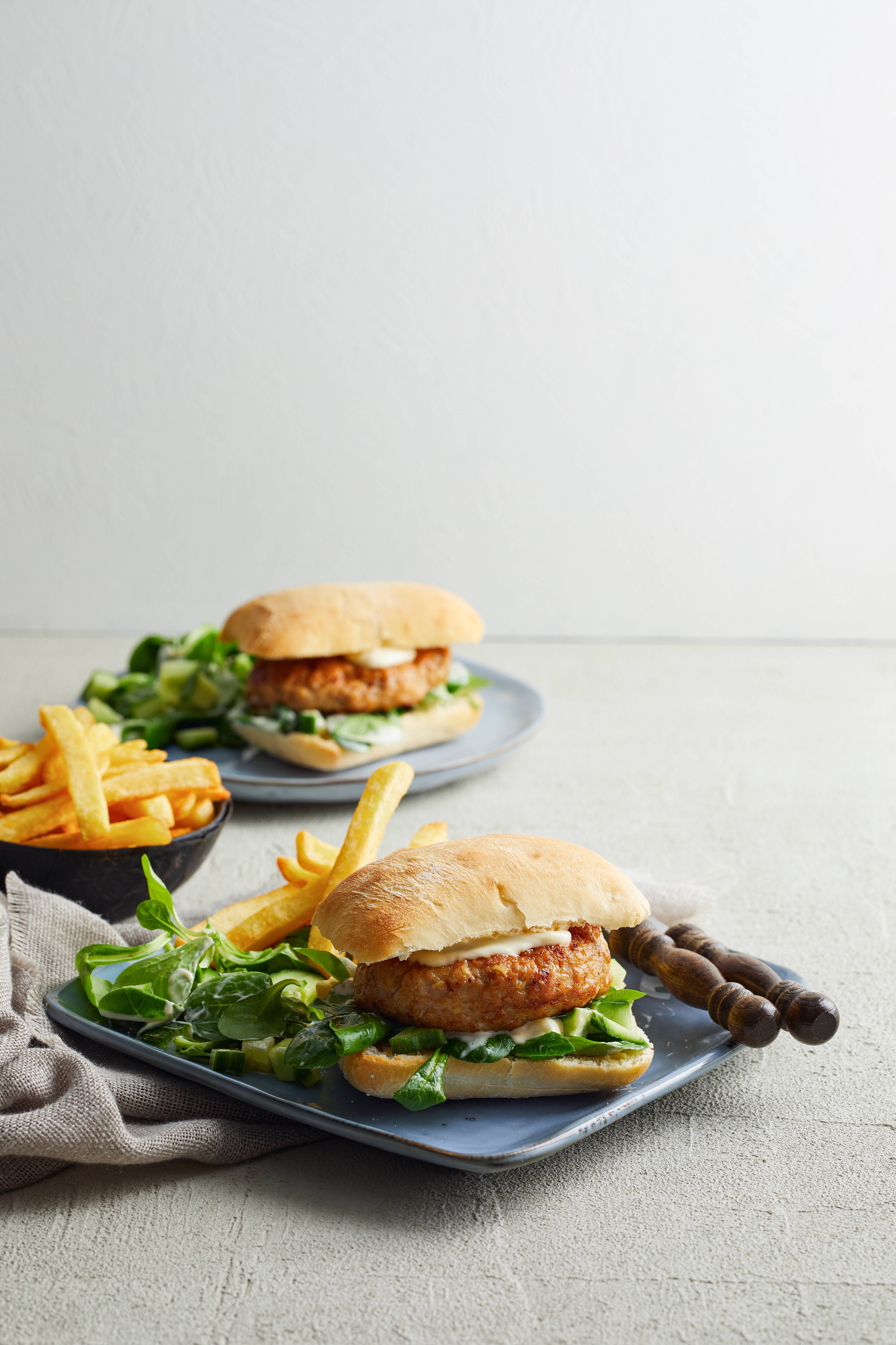 Aziatische kipburger met ovenfriet