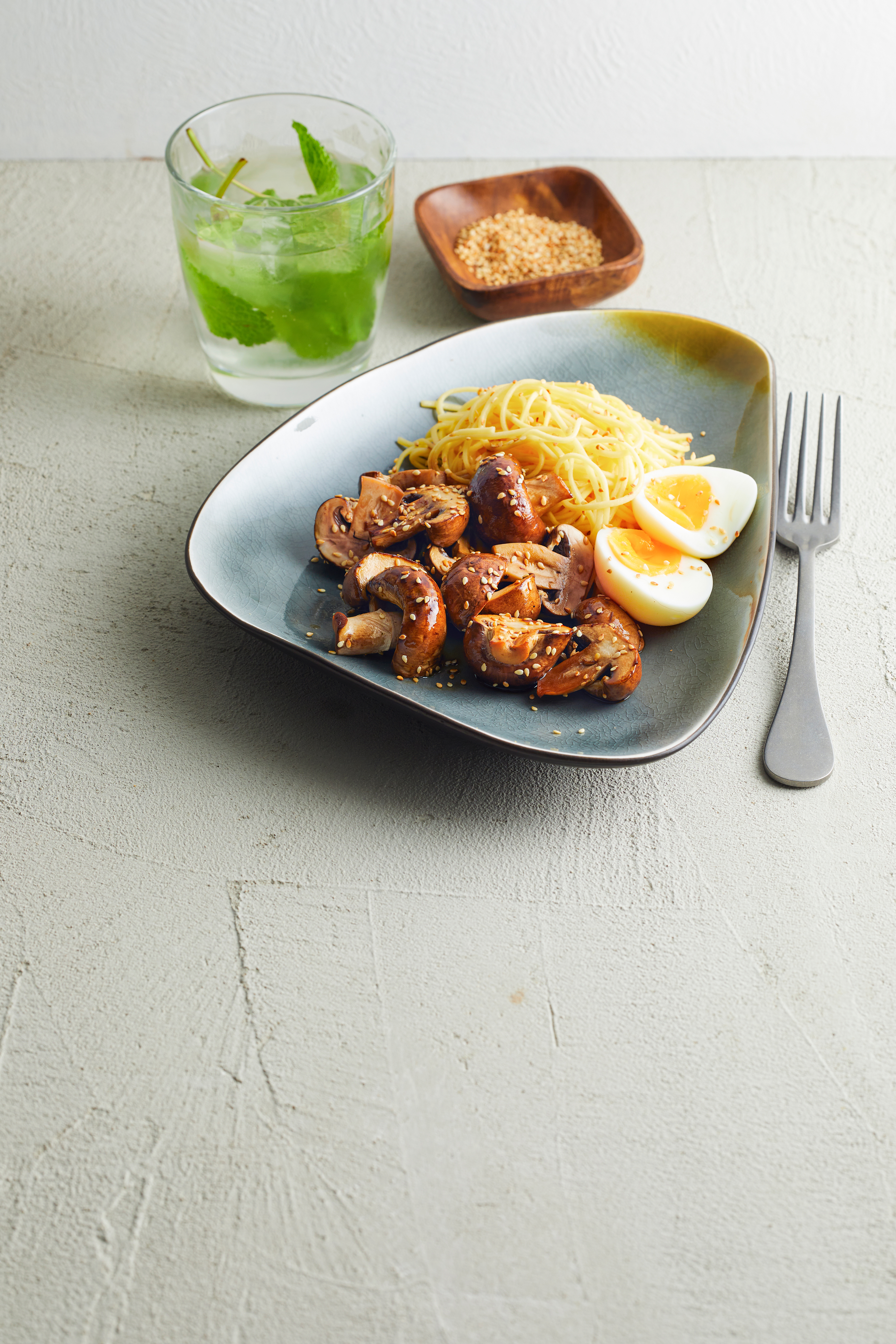 Noedels met soja-paddenstoelen en ei