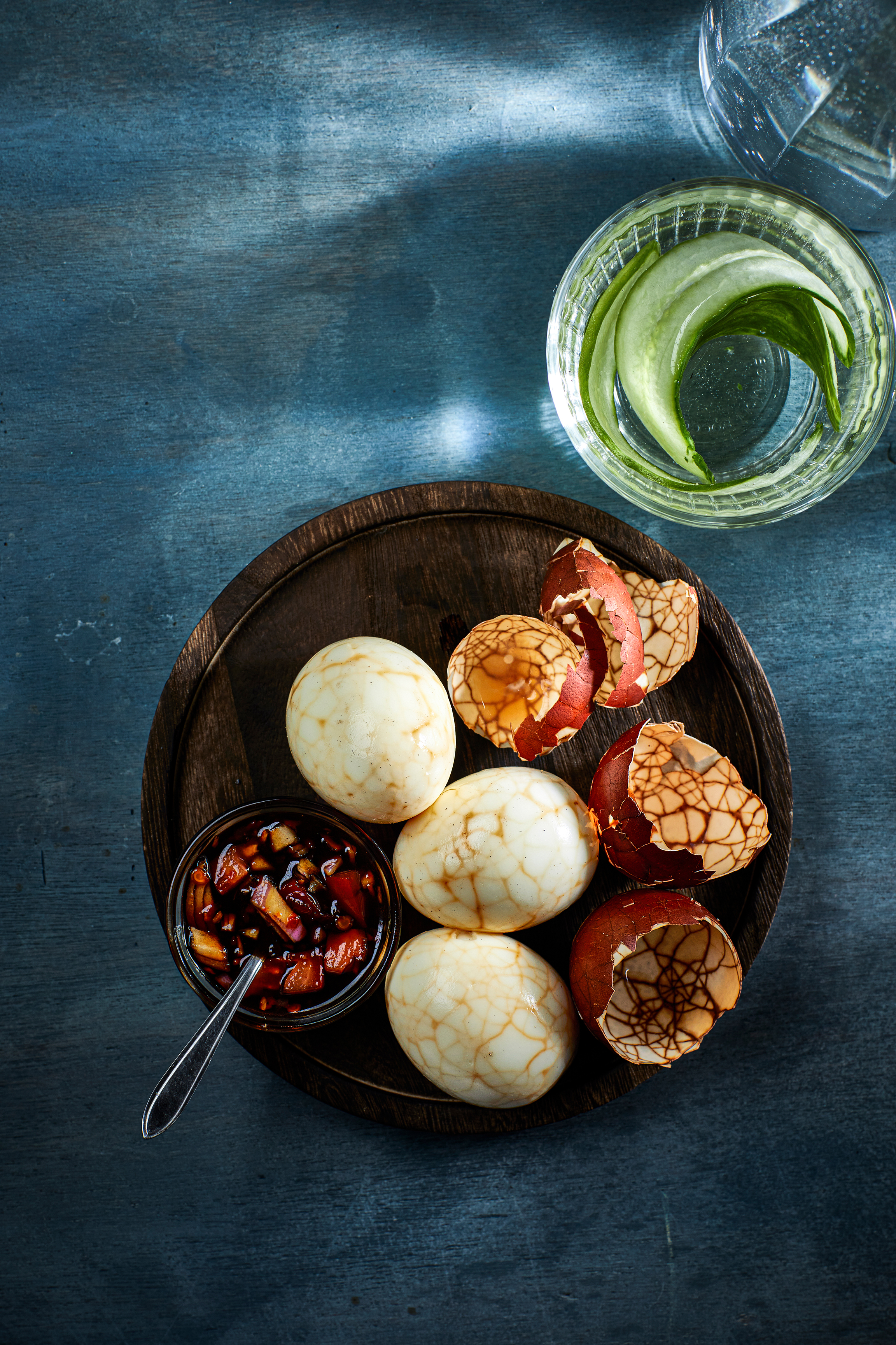 Gemarmerde eieren met ketjap-sambaldip