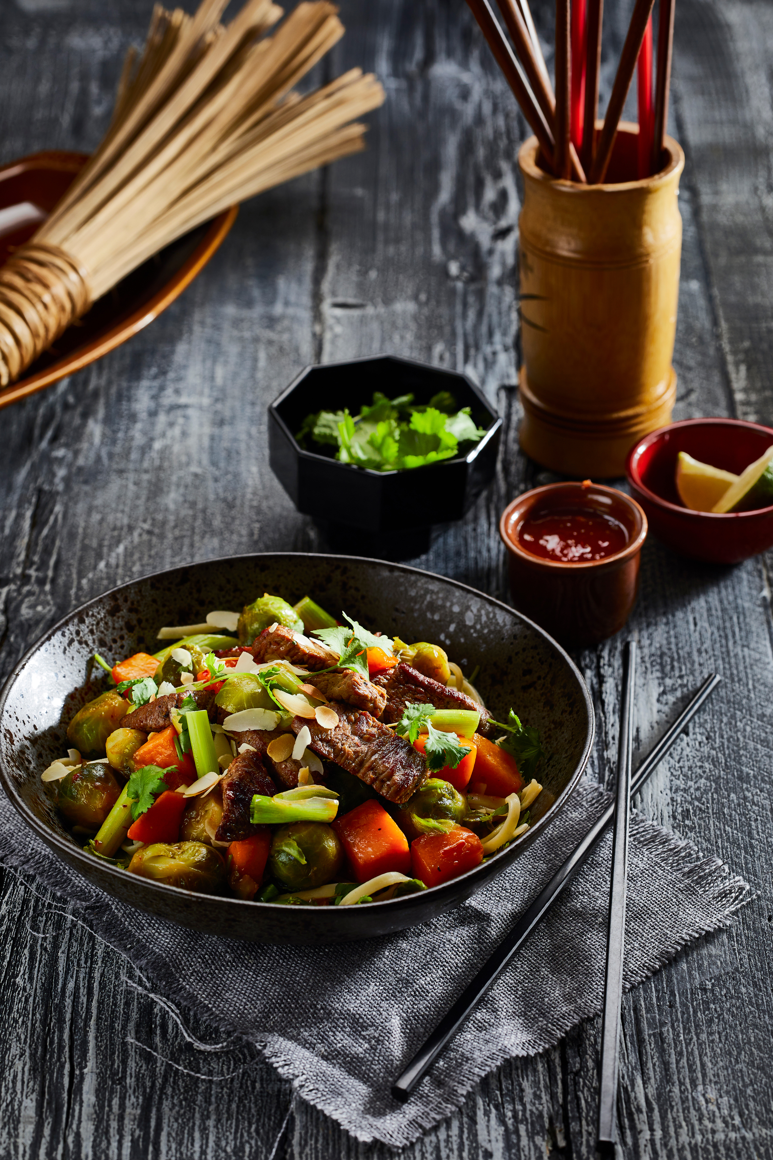 Geroerbakte biefreepjes met pompoen en spruitjes