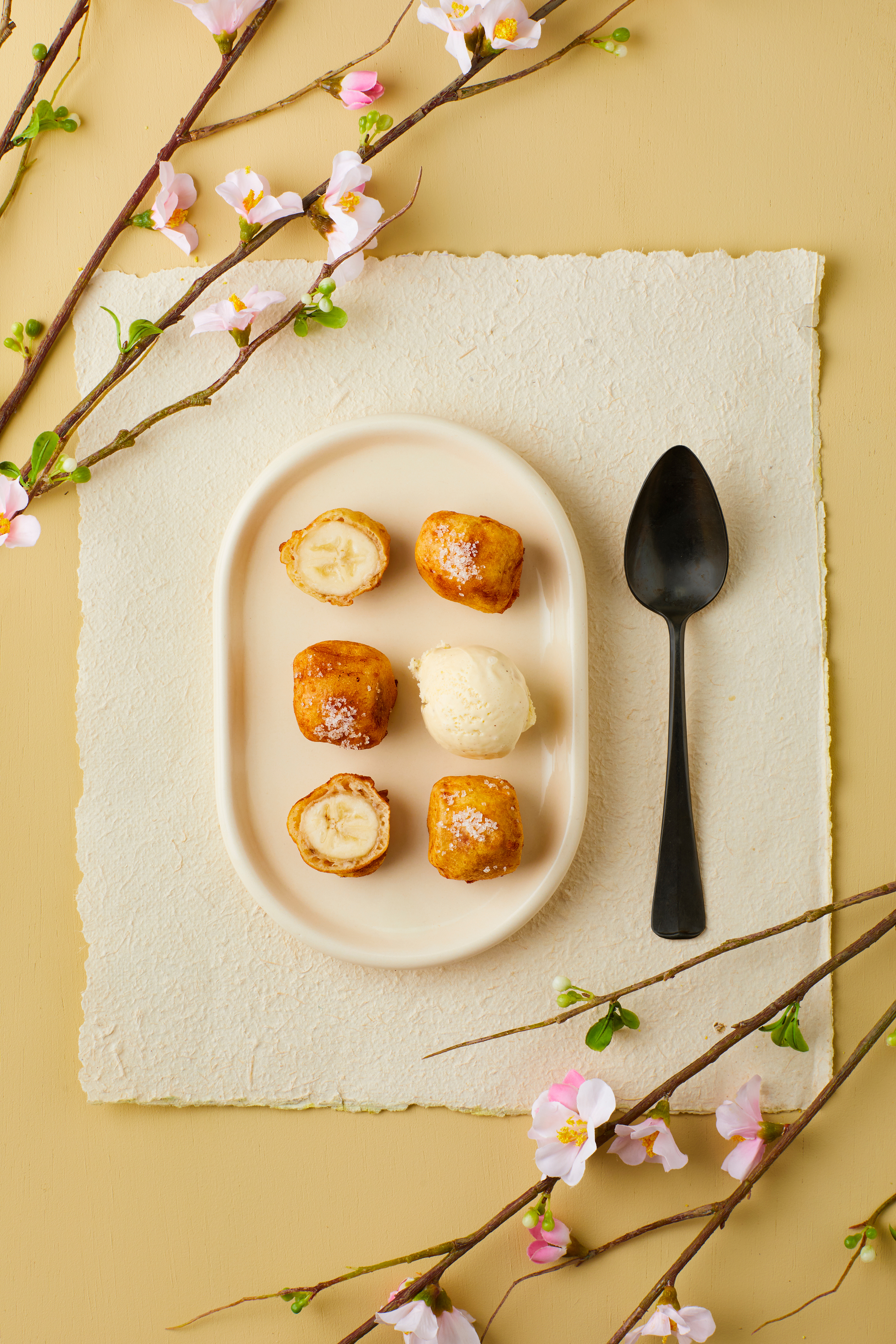 Gefrituurde bananenkussentjes met roomijs