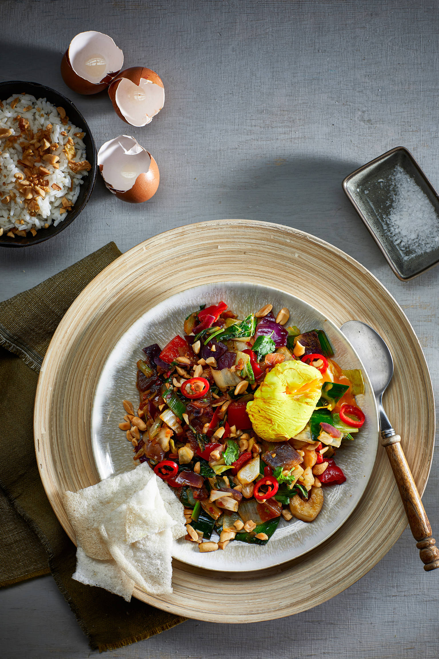 Groenteroerbak met gepocheerde koenjit-eieren