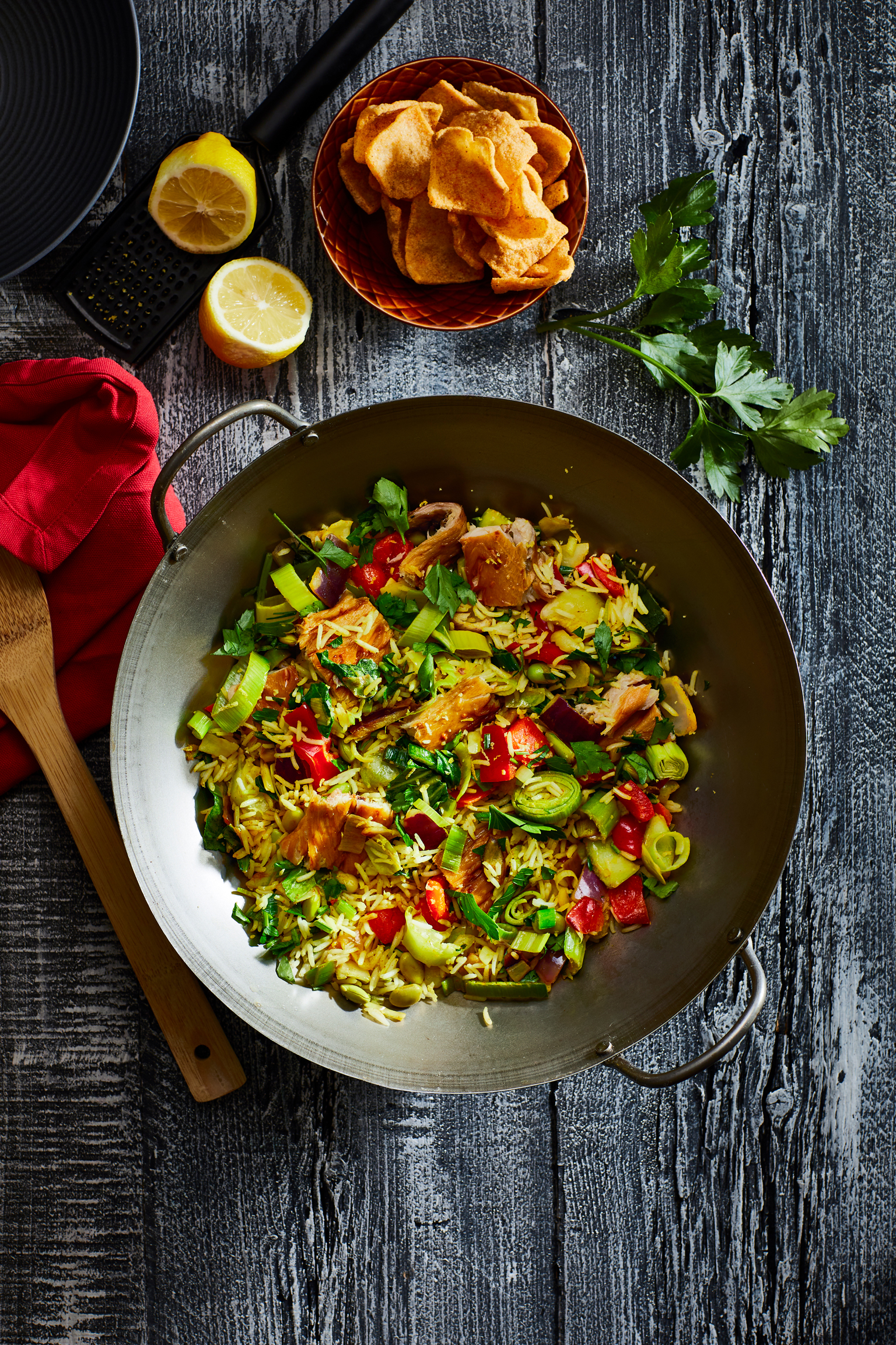 Roerbakschotel met gerookte makreel