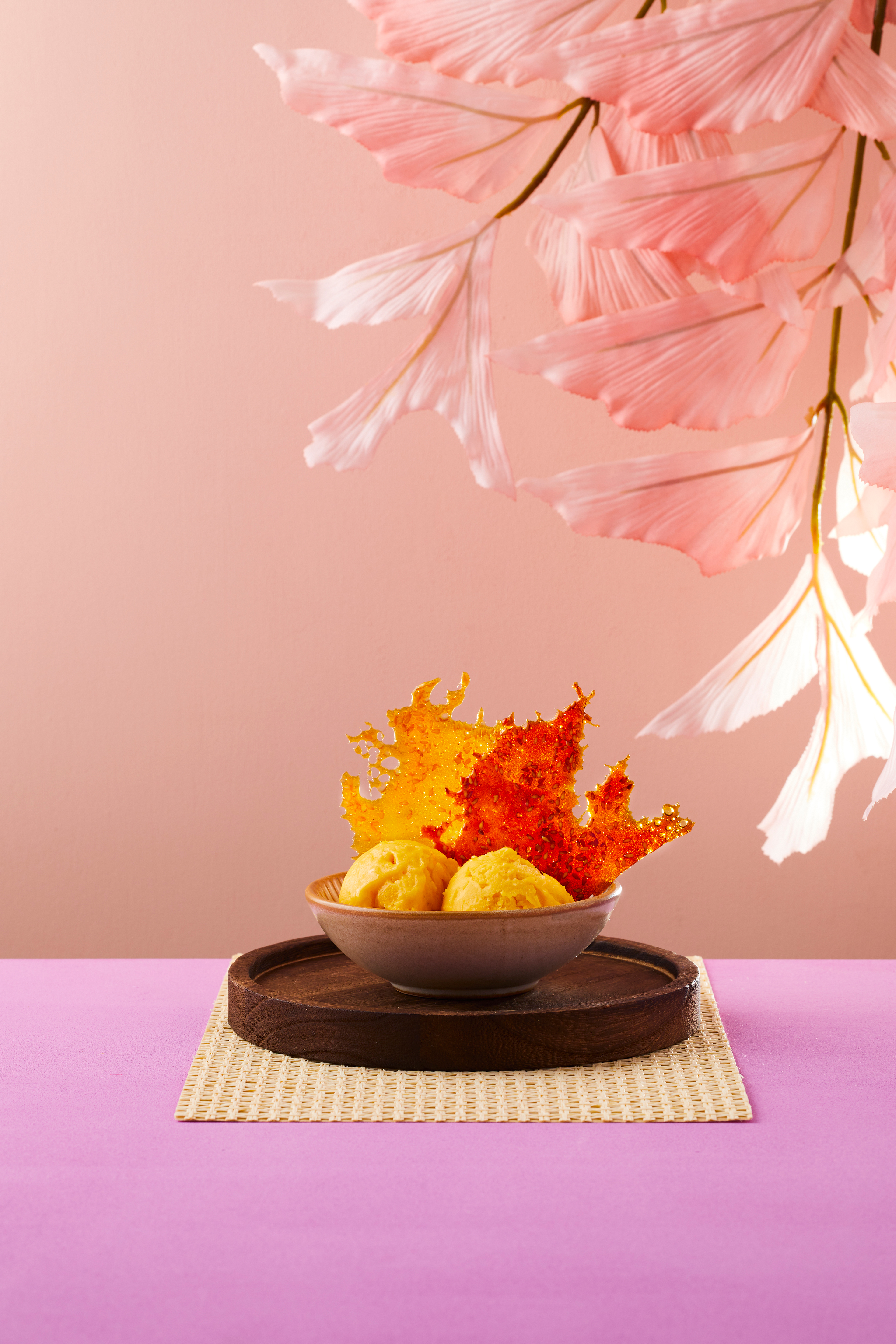 Mango-citroengrassorbet met sesamkaramel