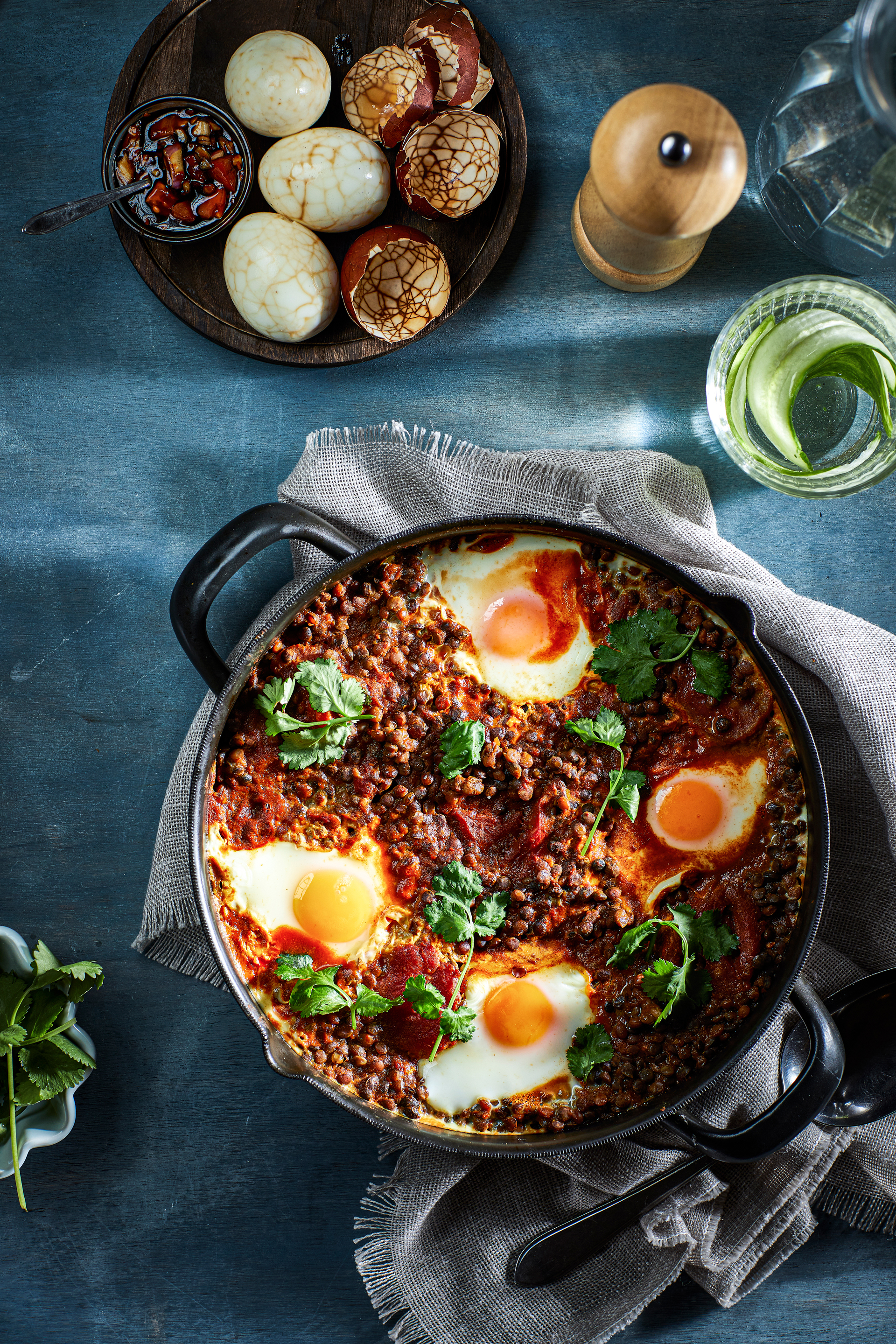 Oosterse linzenschotel met eieren