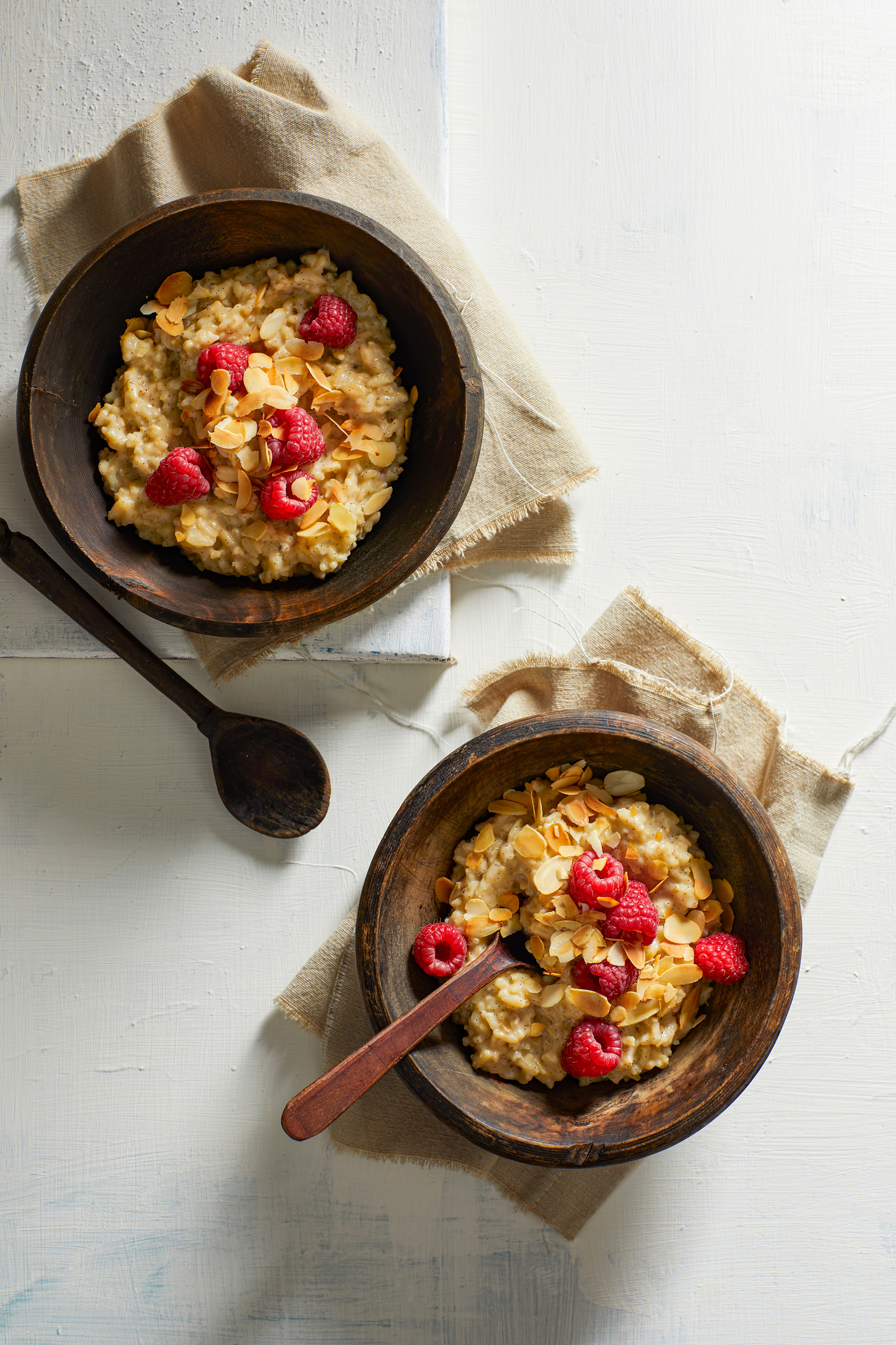 Zilvervliesrijst-custard met vanille en frambozen