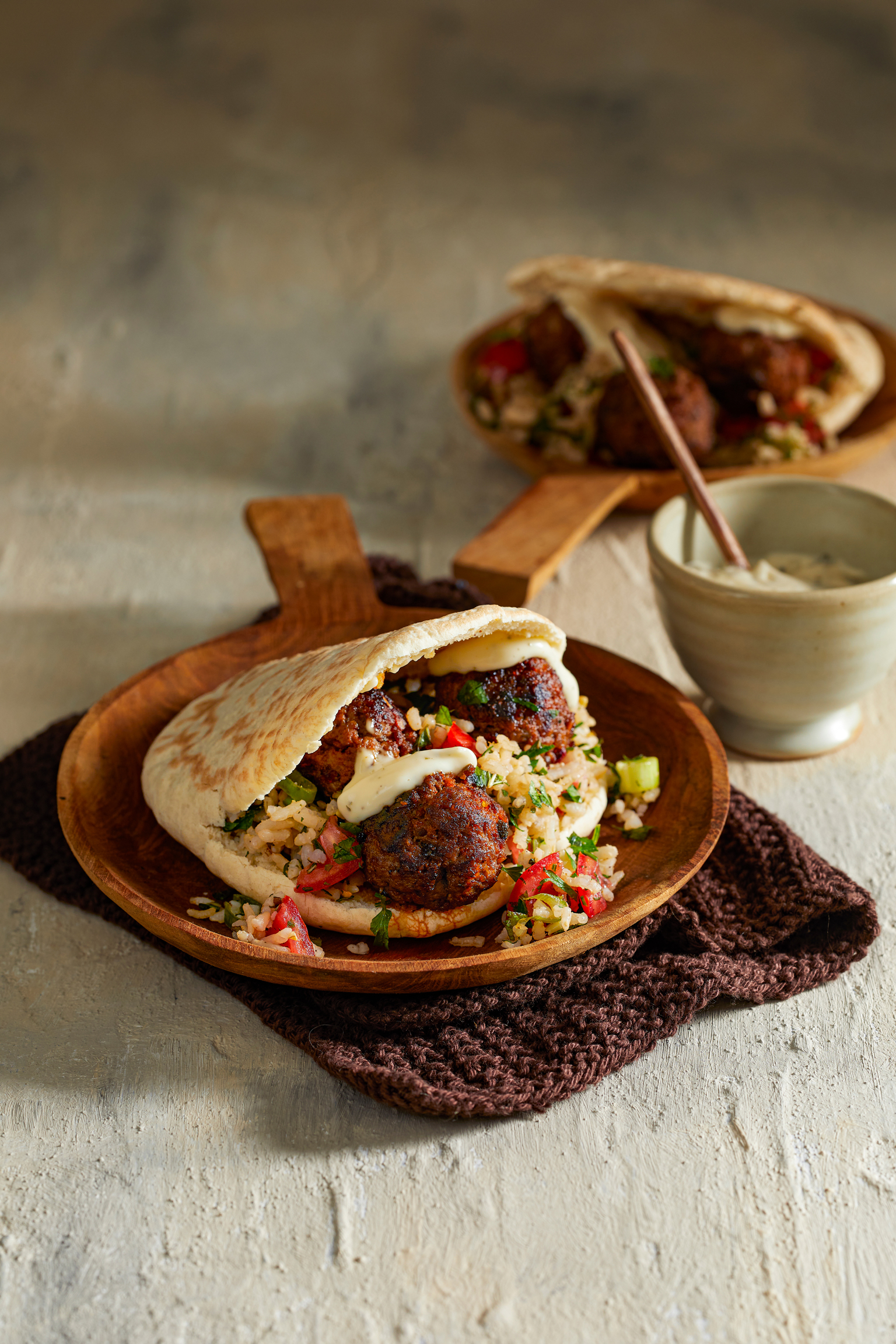 Pitabroodjes met gehaktballetjes en zilvervlies-tabouleh