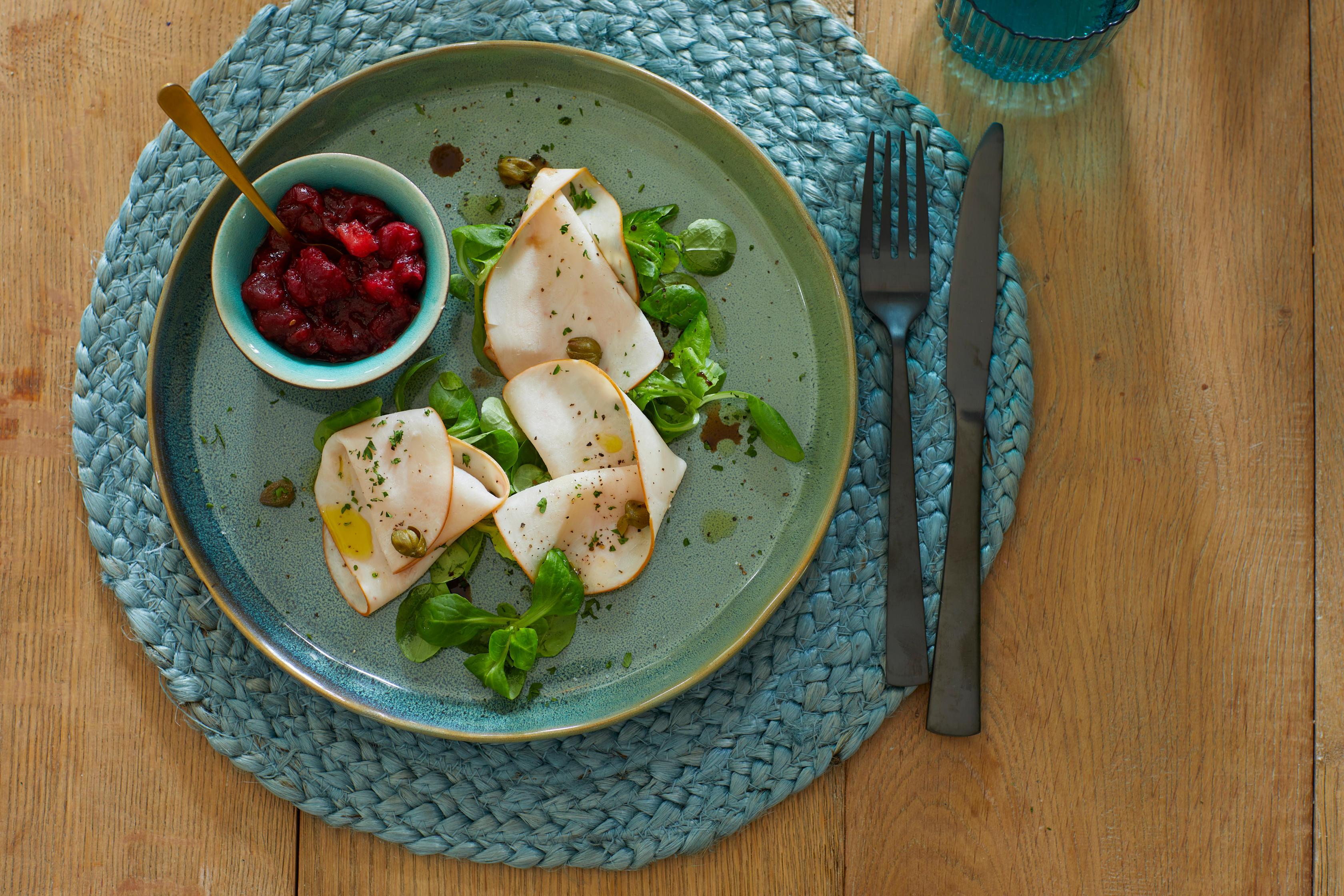 Gerookte kipfilet met appel-cranberrycompote