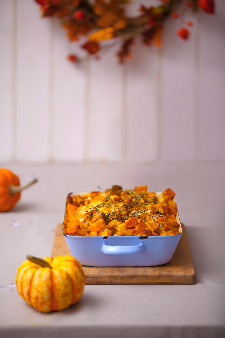 Aardappelschotel met kip, pompoen en wortel