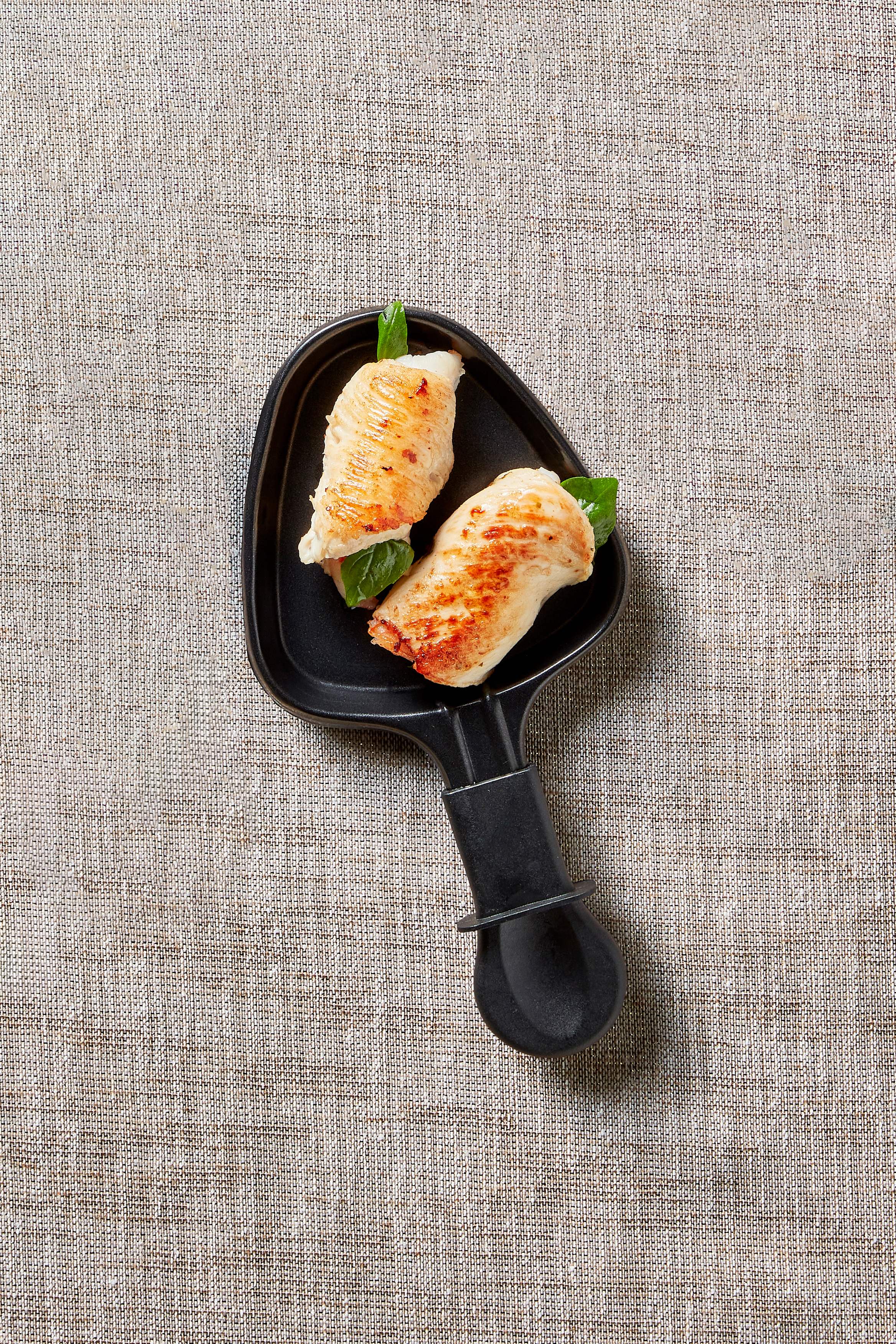 Kip-envelopje met garnaal en basilicum