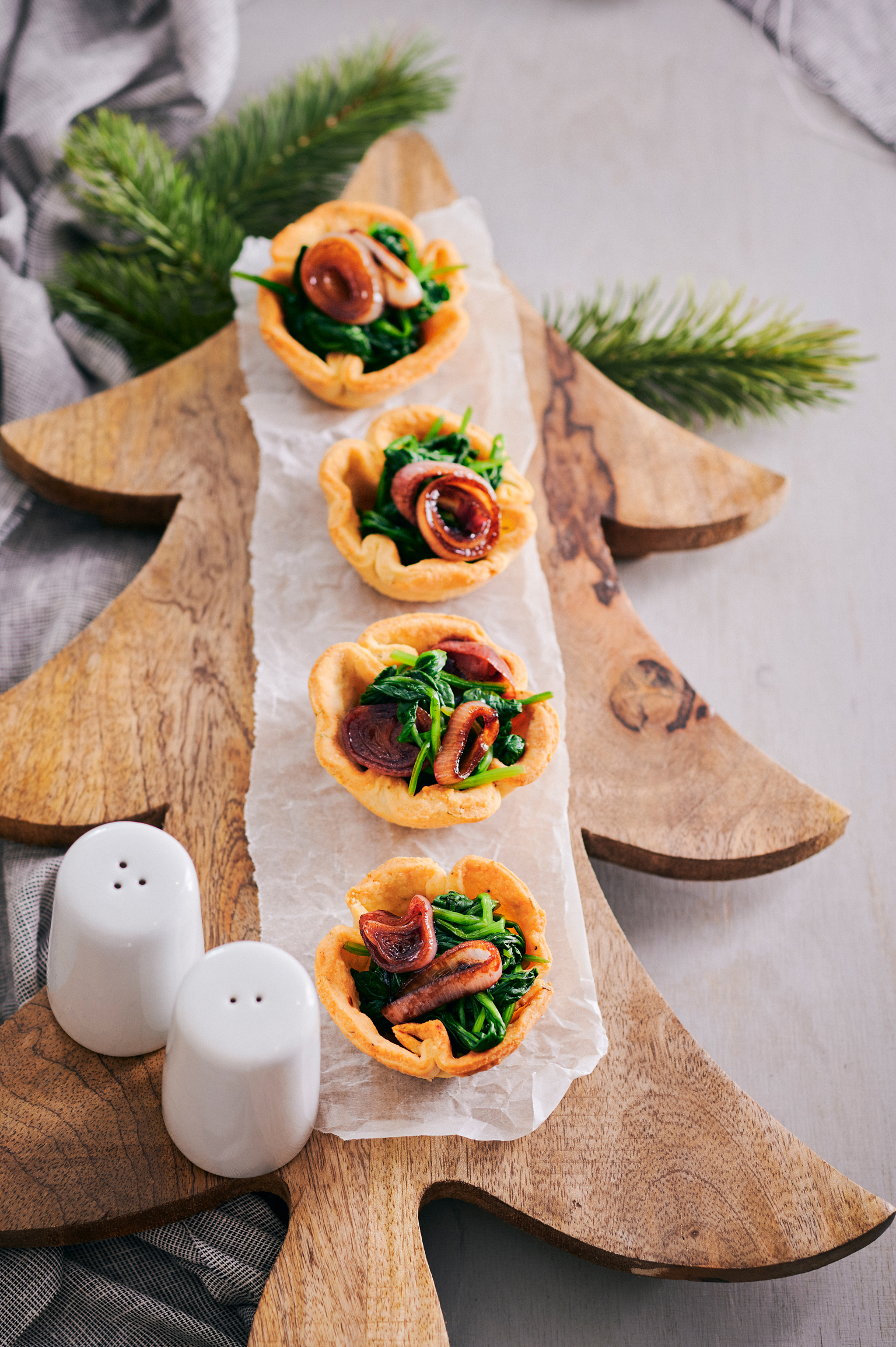 Spinazietaartjes met balsamico-sjalotjes