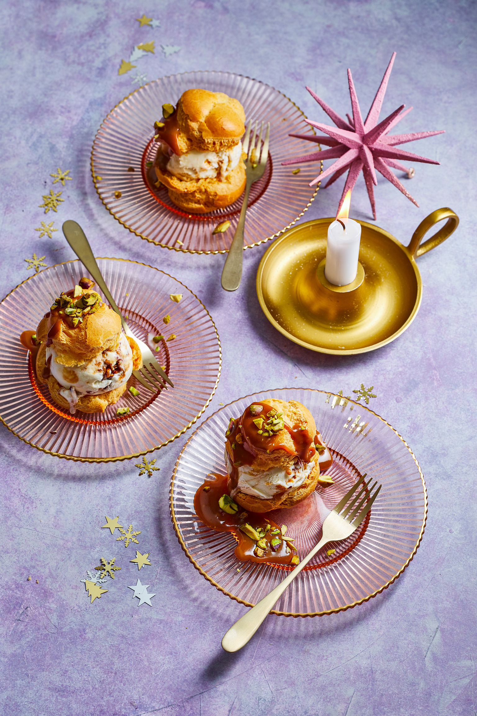 Soezen met ijs, pistache en mokkasaus