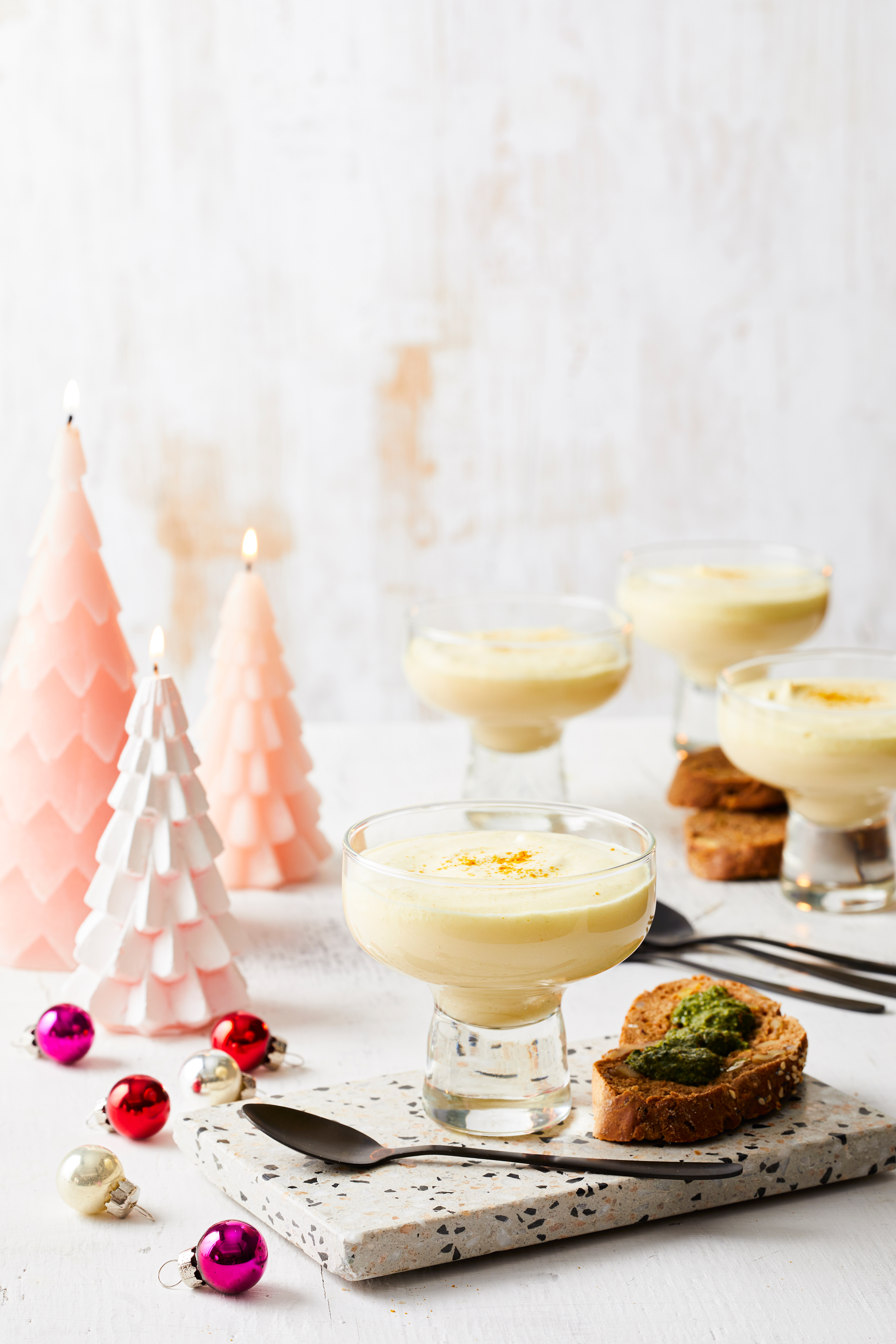 Knolselderijcappuccino met notenbrood en pesto