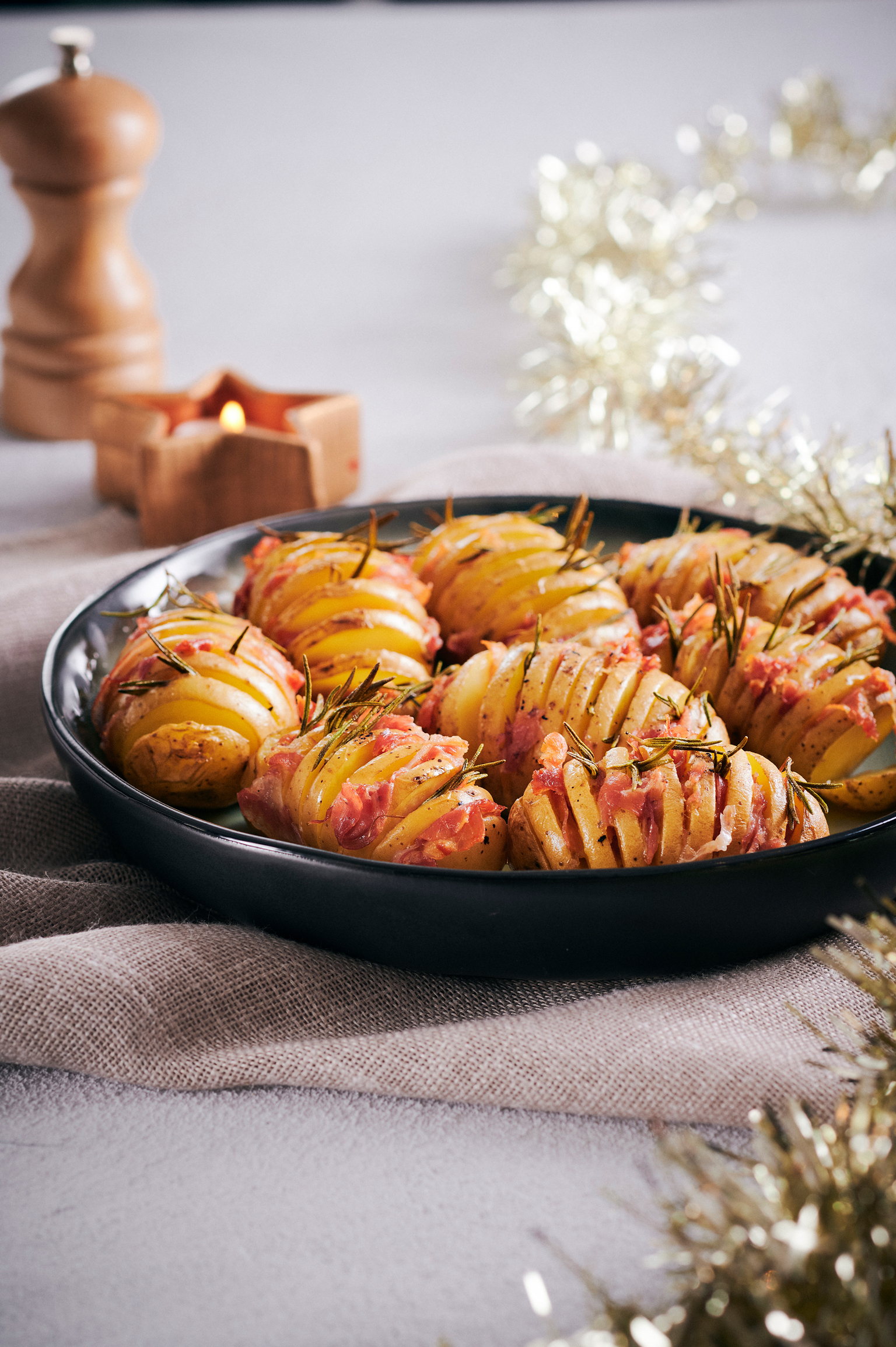 Hasselback-aardappels met groene kruiden en krokant spek