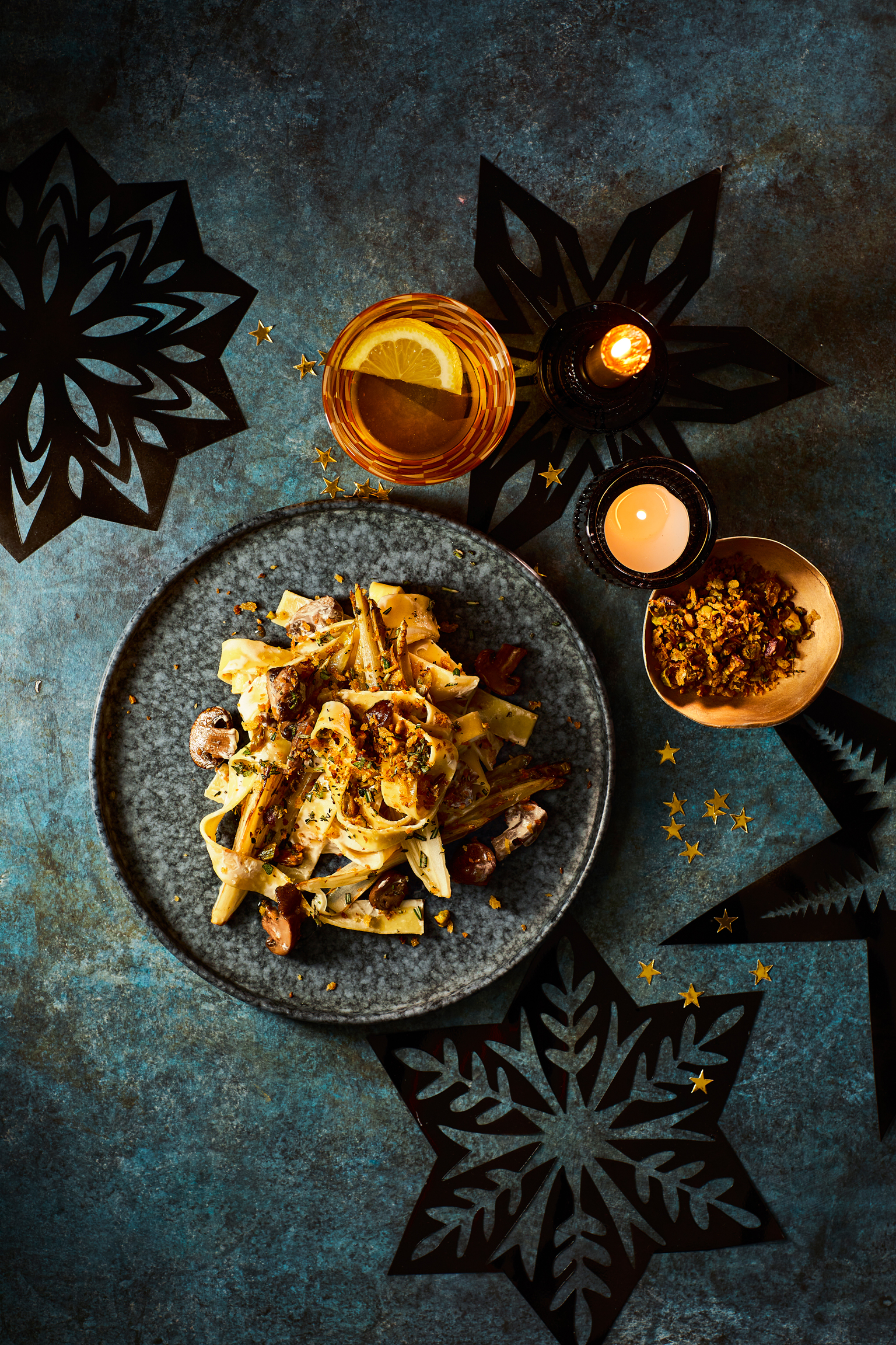 Pappardelle met kastanjechampignons, witlof en pistache-kruidentopping