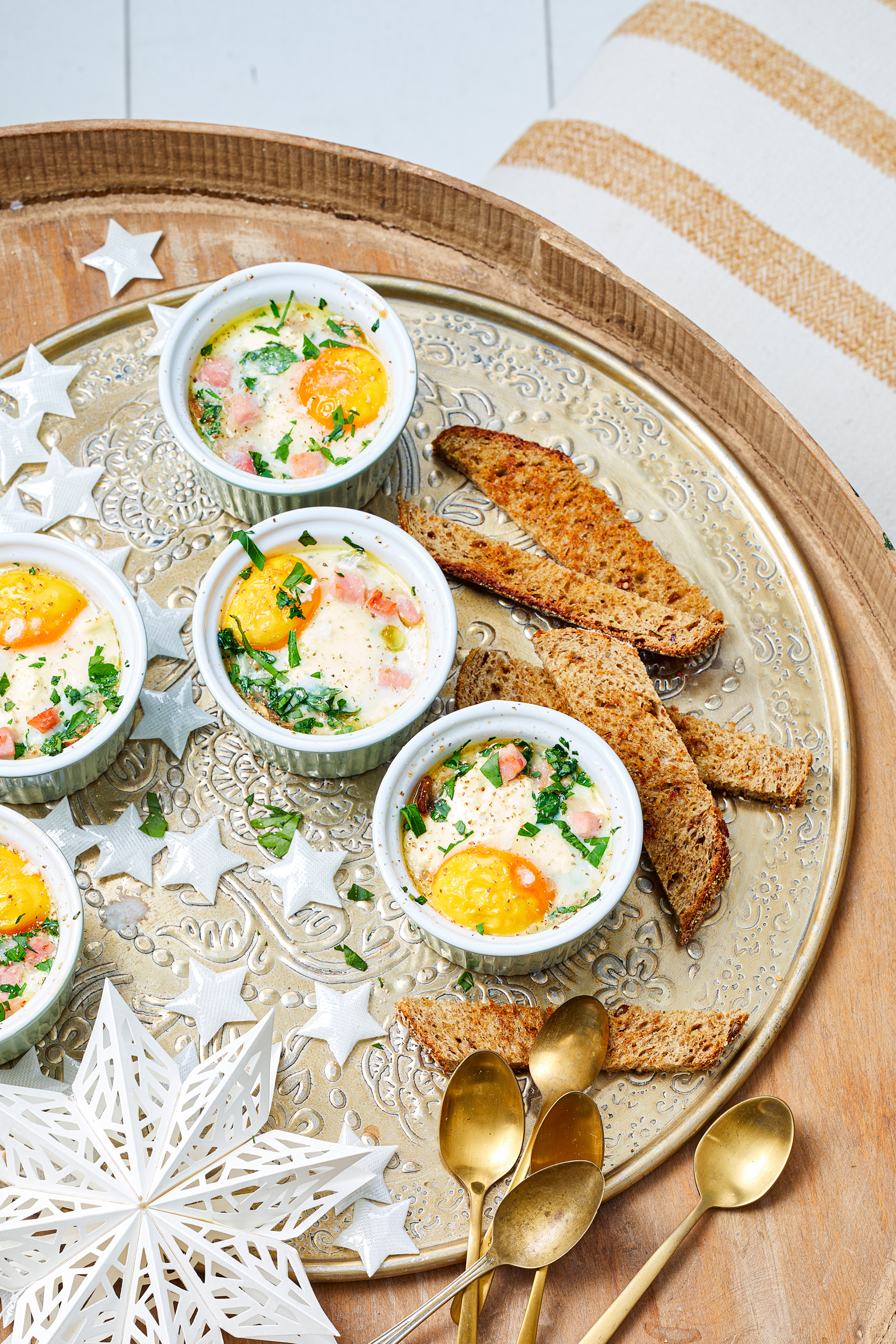 Oeufs en cocotte met champignons en spekjes