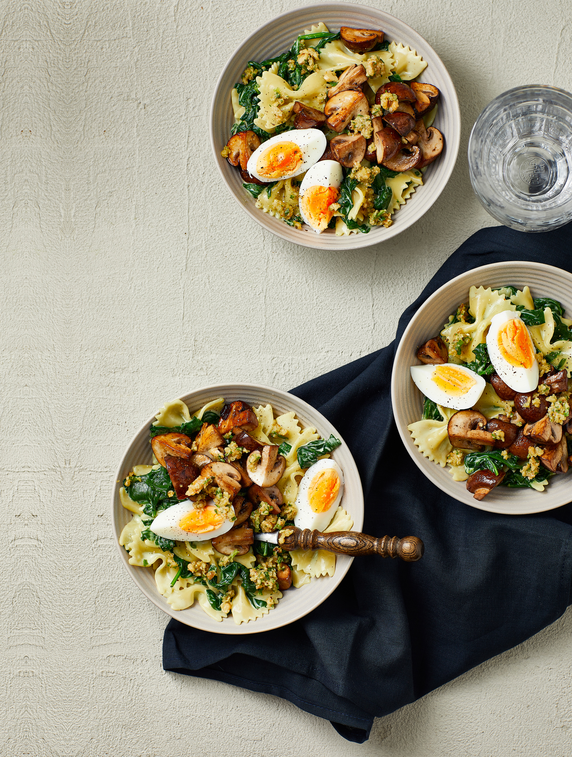 Pastabowl met paddenstoelen en walnotencrumble