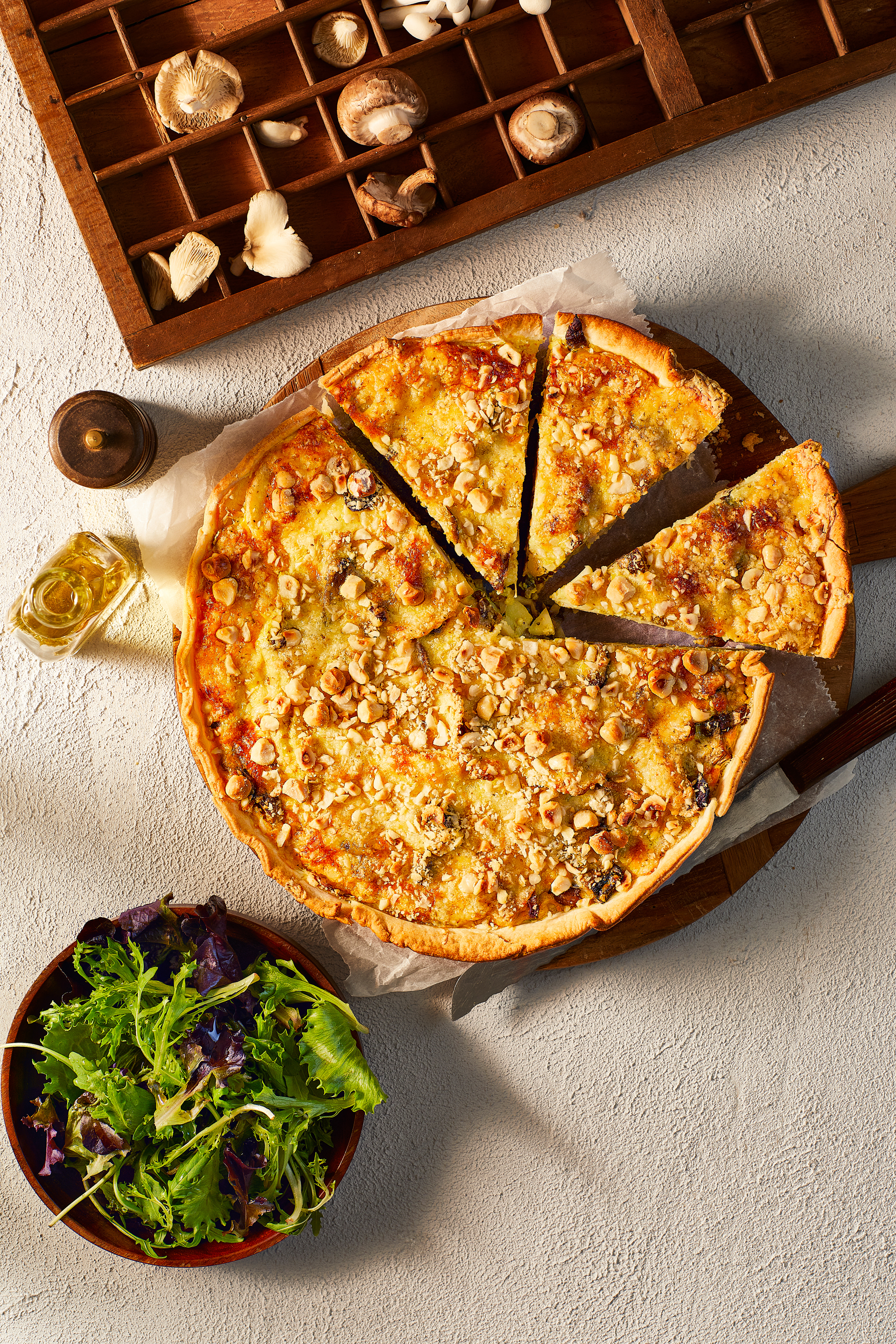 Paddenstoelentaart met pastinaak, komijnekaas en hazelnoten