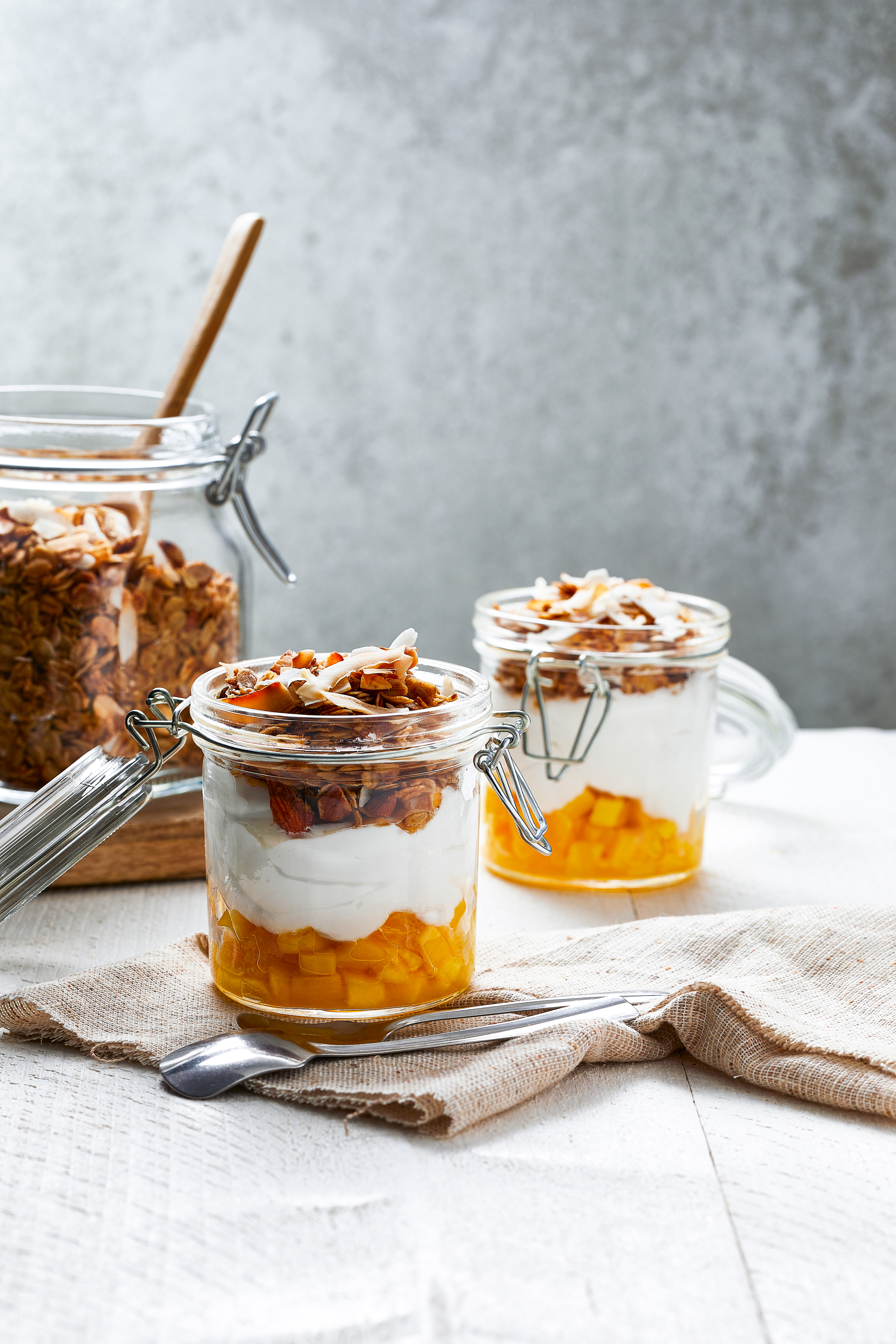 Kokosontbijt met mango en granola