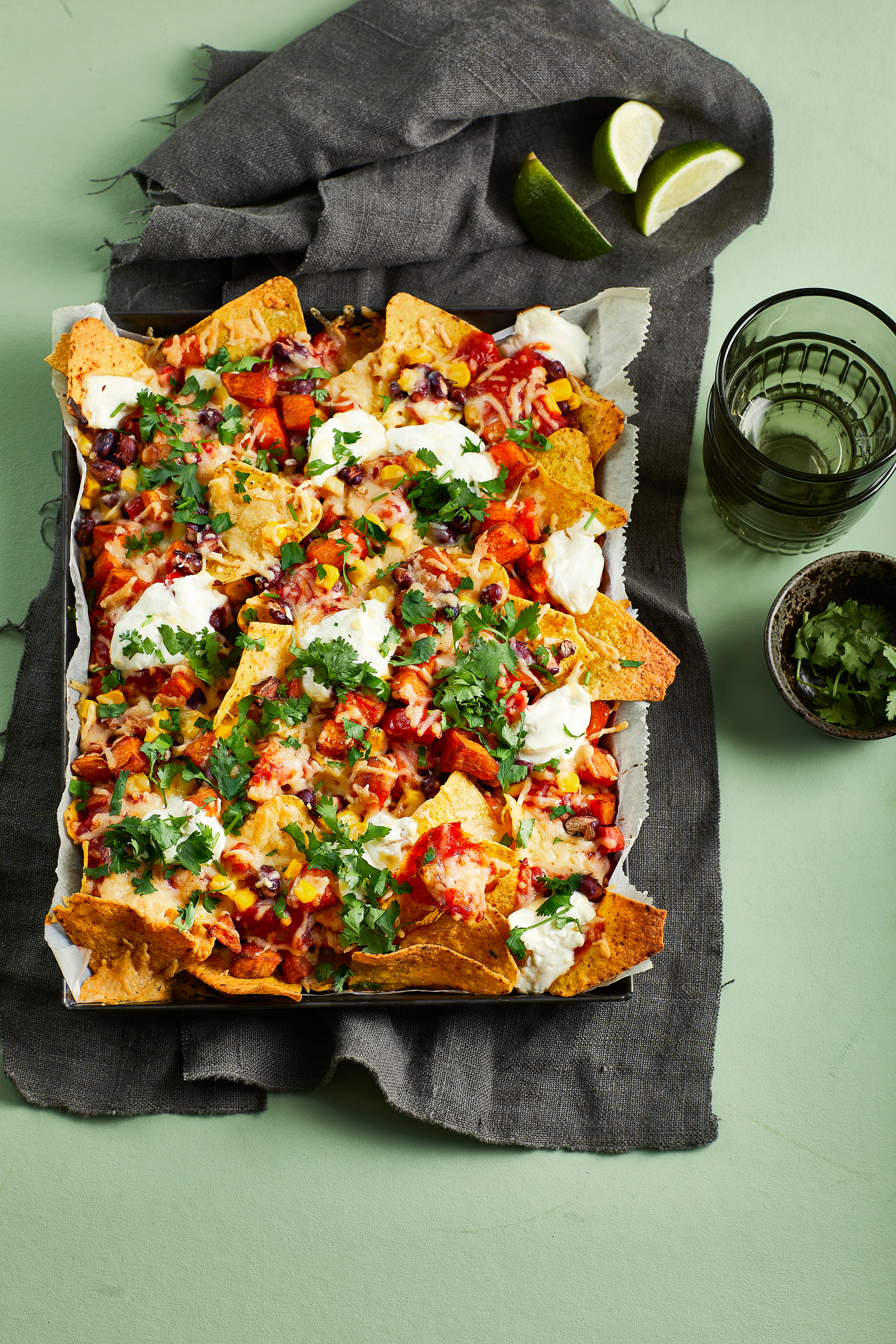 Gegratineerde tortillachips met zoete aardappel, mais en bonen