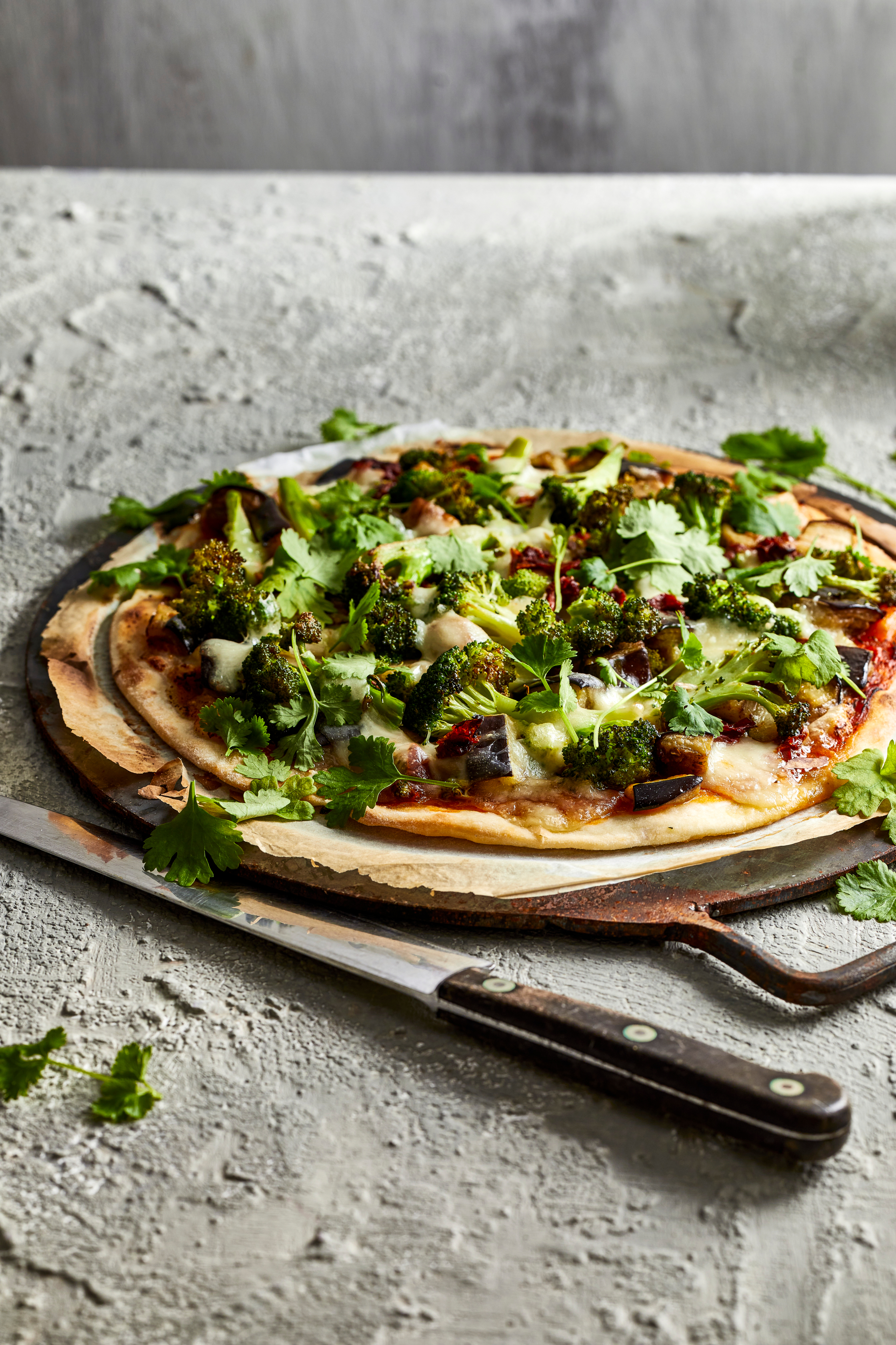 Pizza met broccoli, sambal en burrata