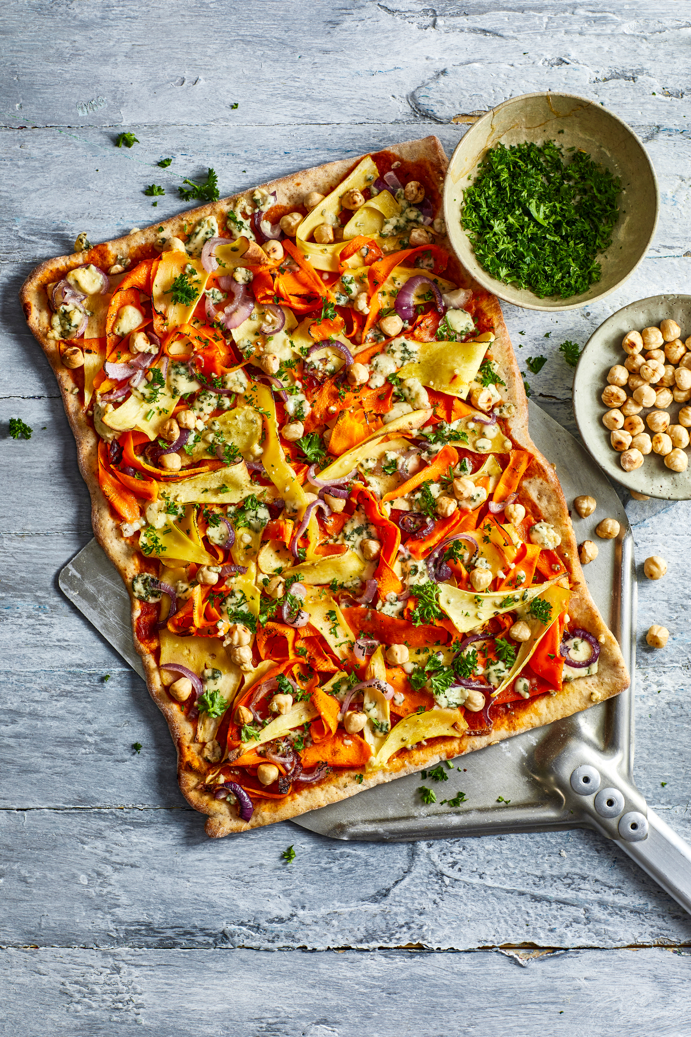 Pizza met pastinaak, blauwe kaas en hazelnoten