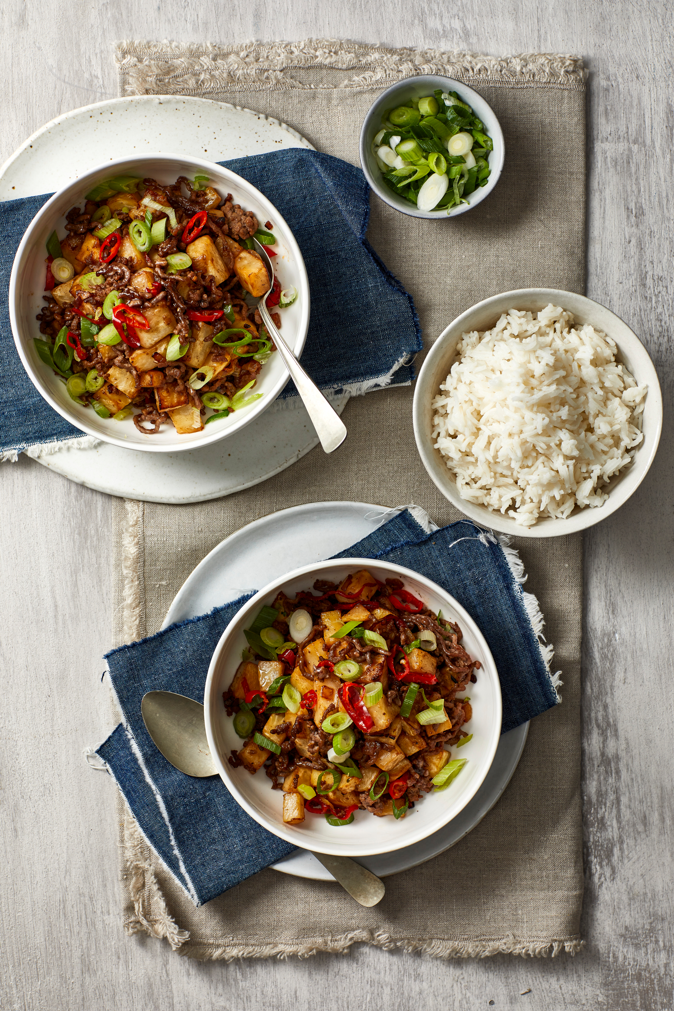 Oosterse roerbak van knolselderij en gehakt