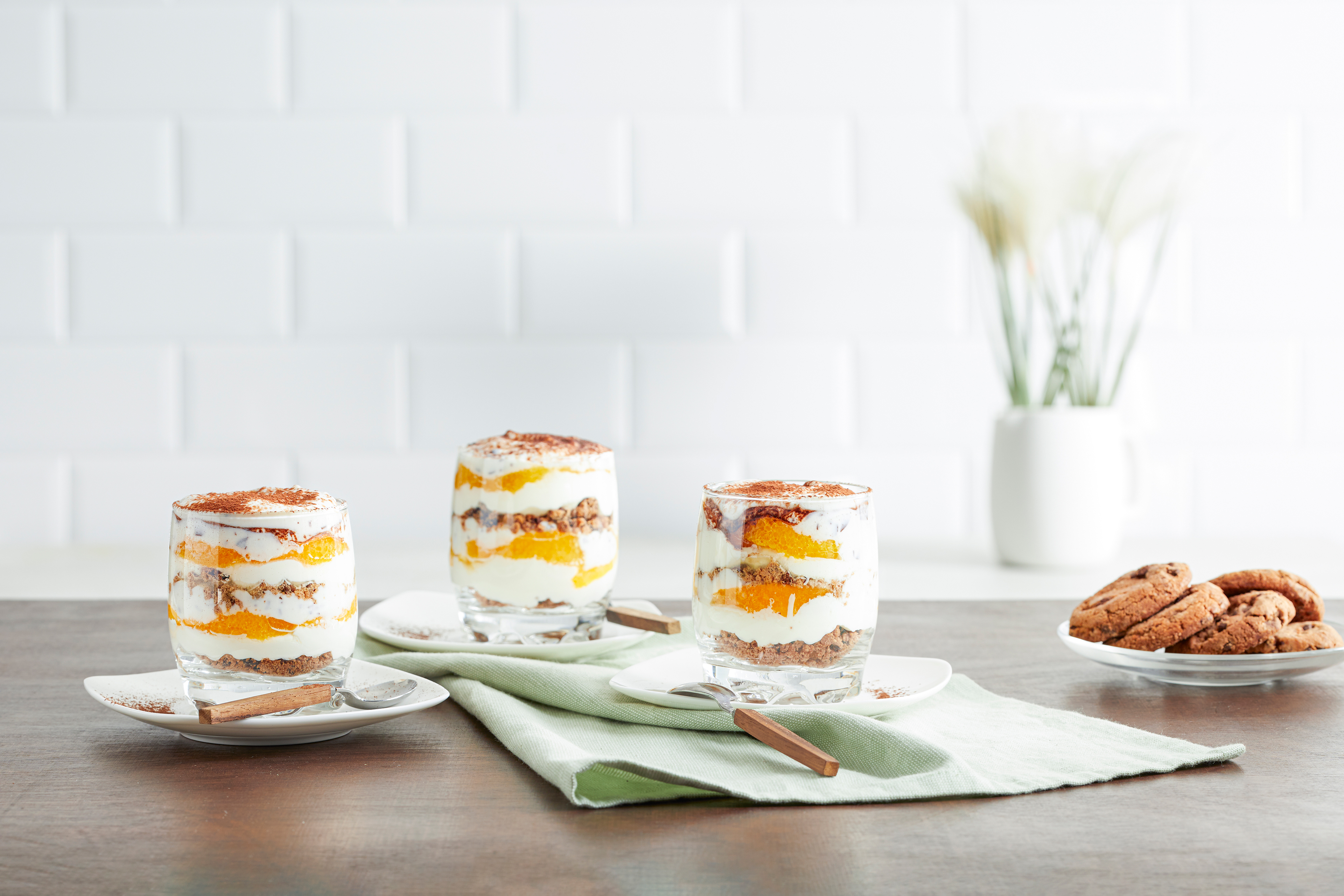 Laagjesdessert met chocokoekjes, sinaasappel en stracciatellayoghurt