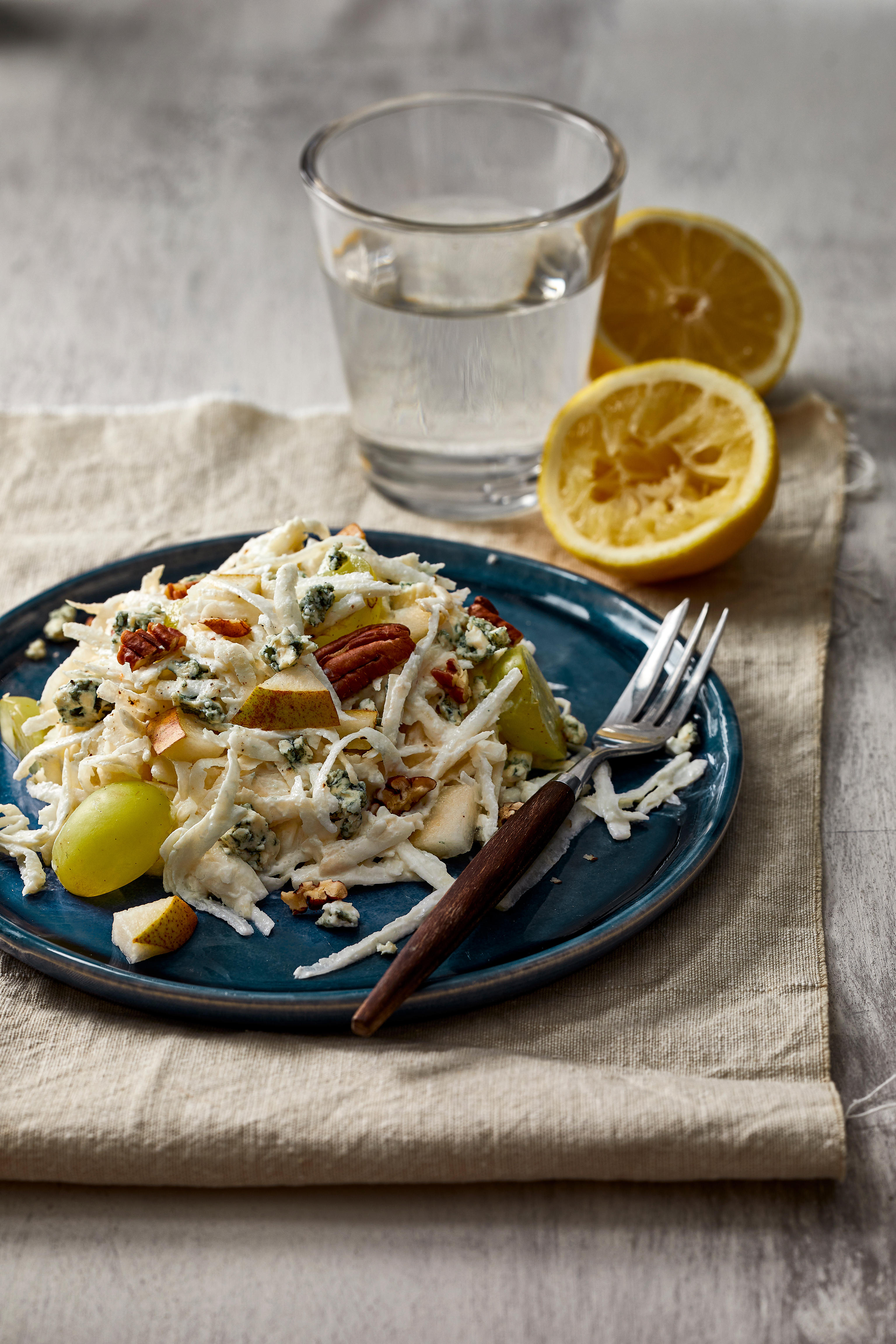 Fruitige knolselderijsalade met blauwe kaas