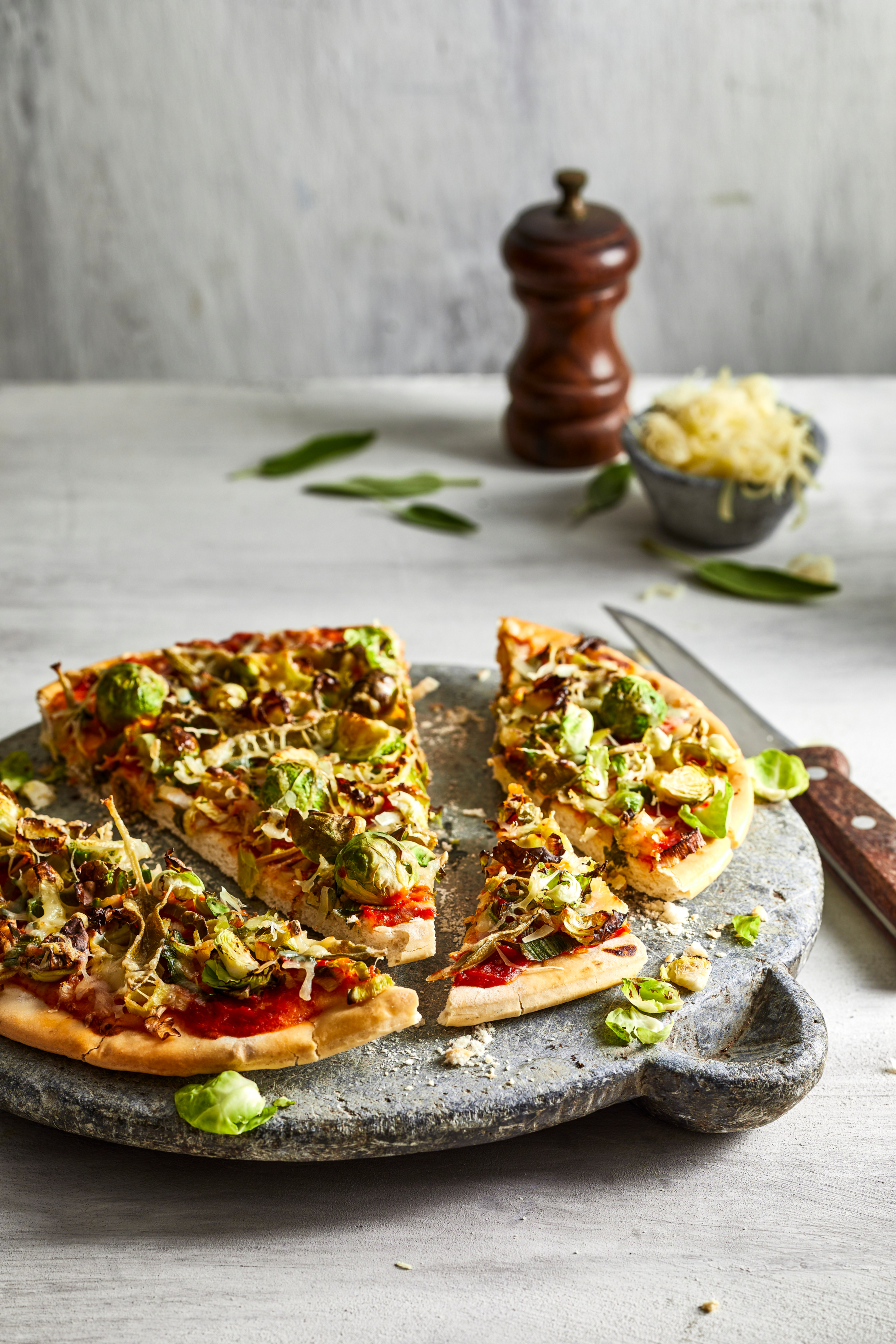 Pizza met spruitjes, prei en gruyère