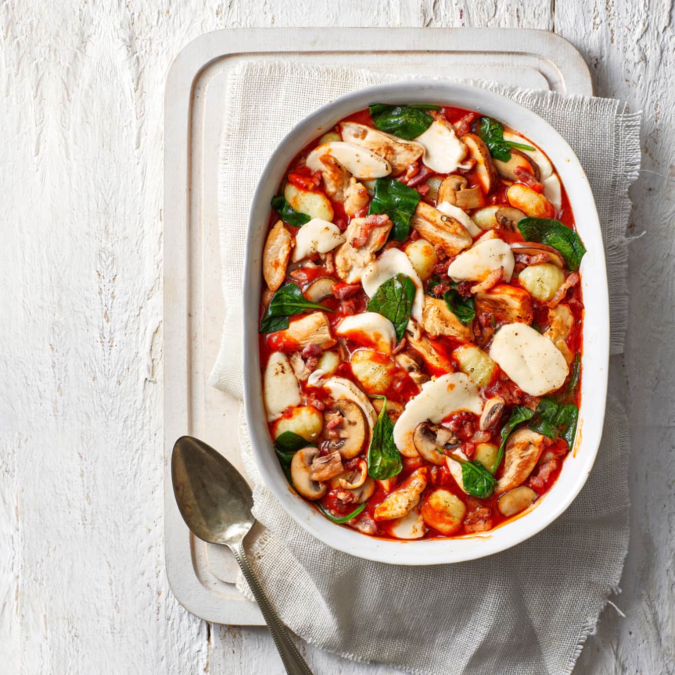 Gegratineerde gnocchi met kip en champignons