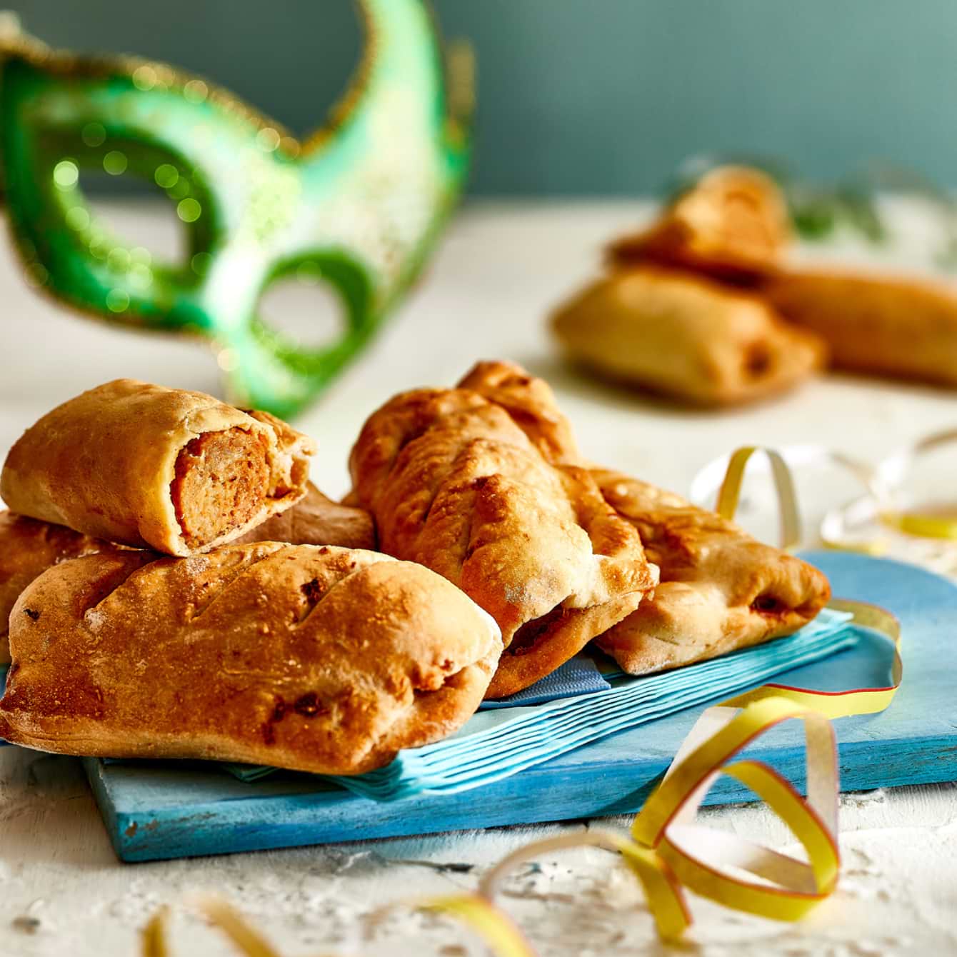 Brabantse worstenbroodjes met pittig kipgehakt