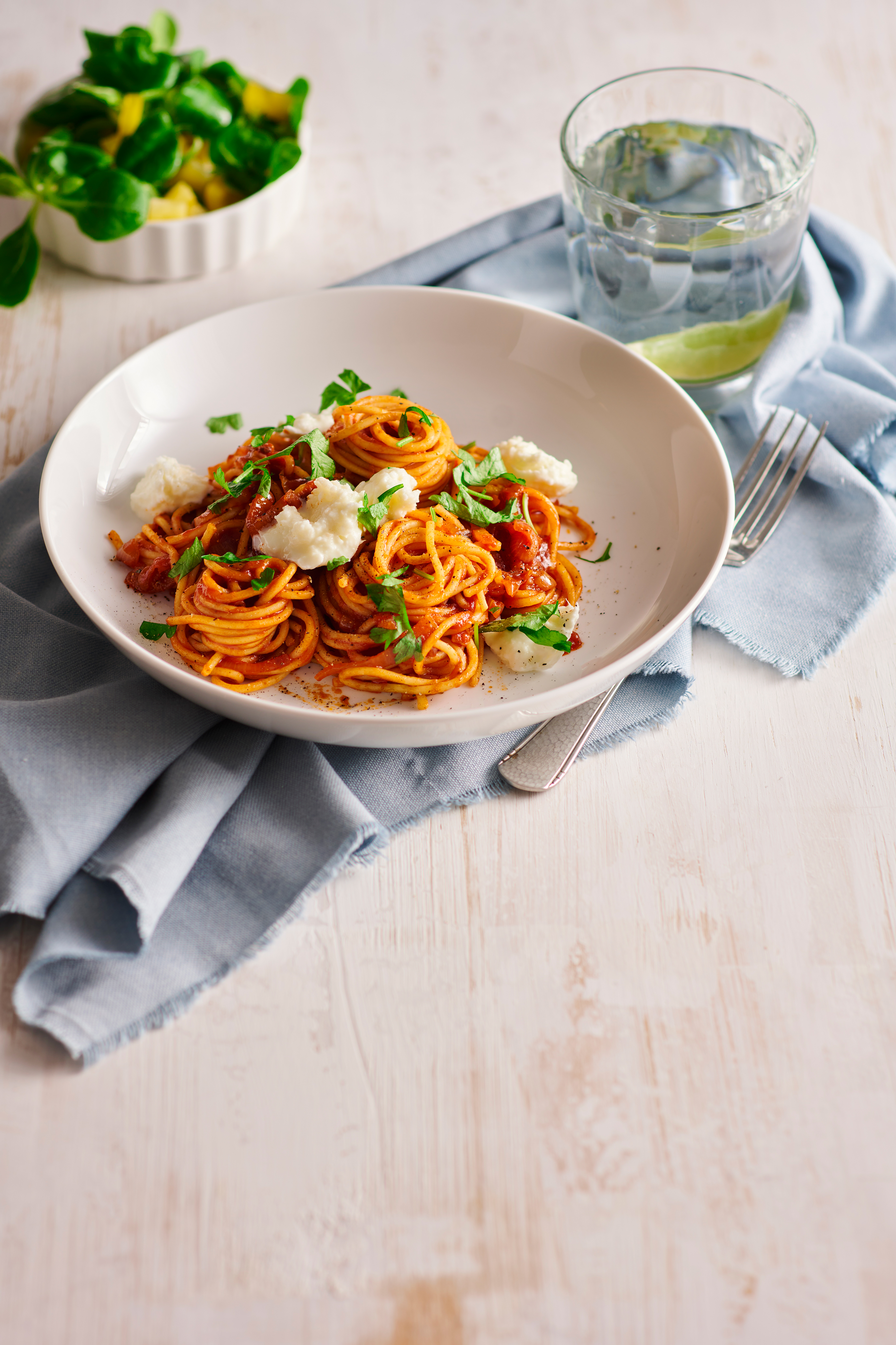 Spaghetti met gekaramelliseerde sjalotten en mozzarella