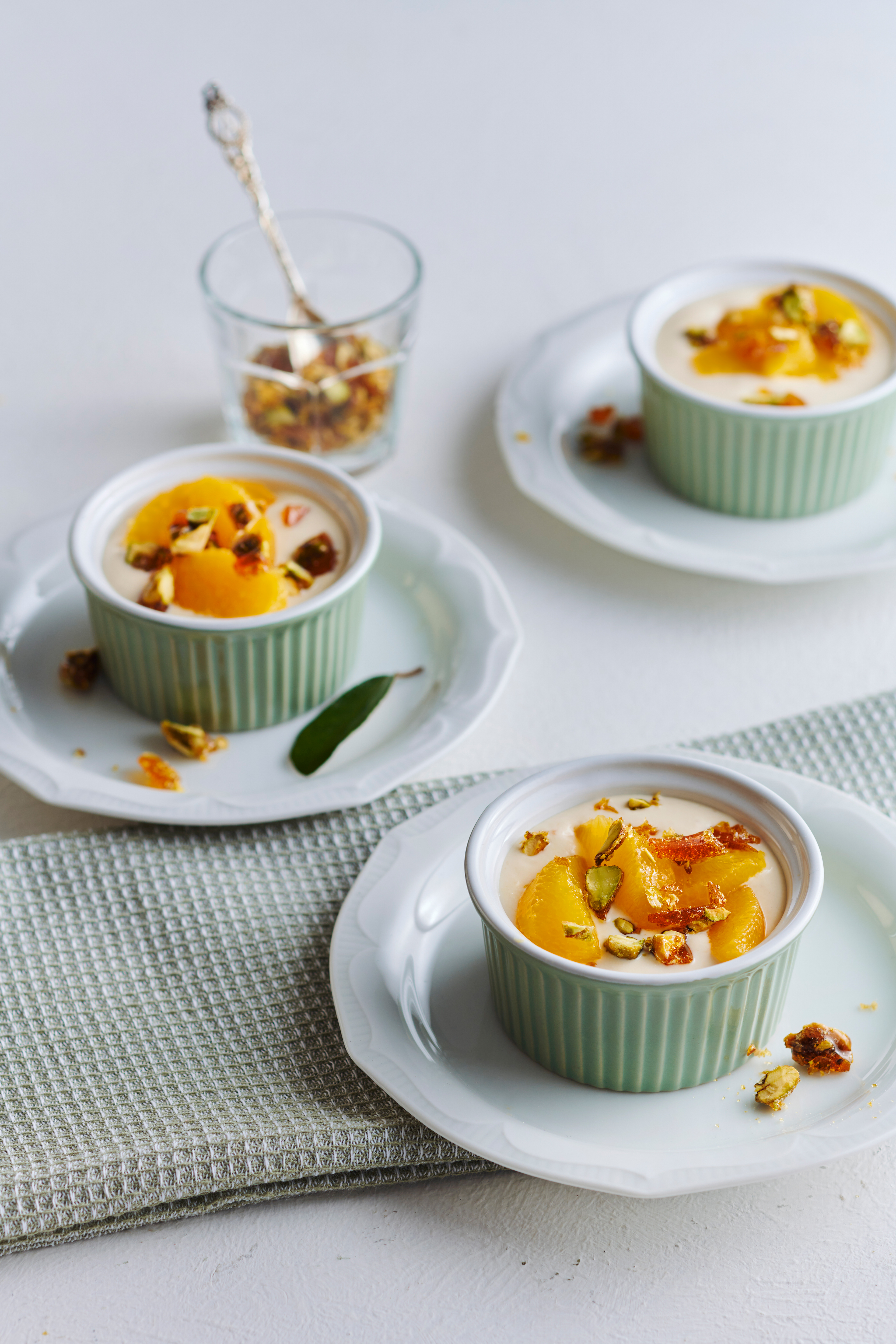 Ricottayoghurt met sinaasappel en pistachekaramel