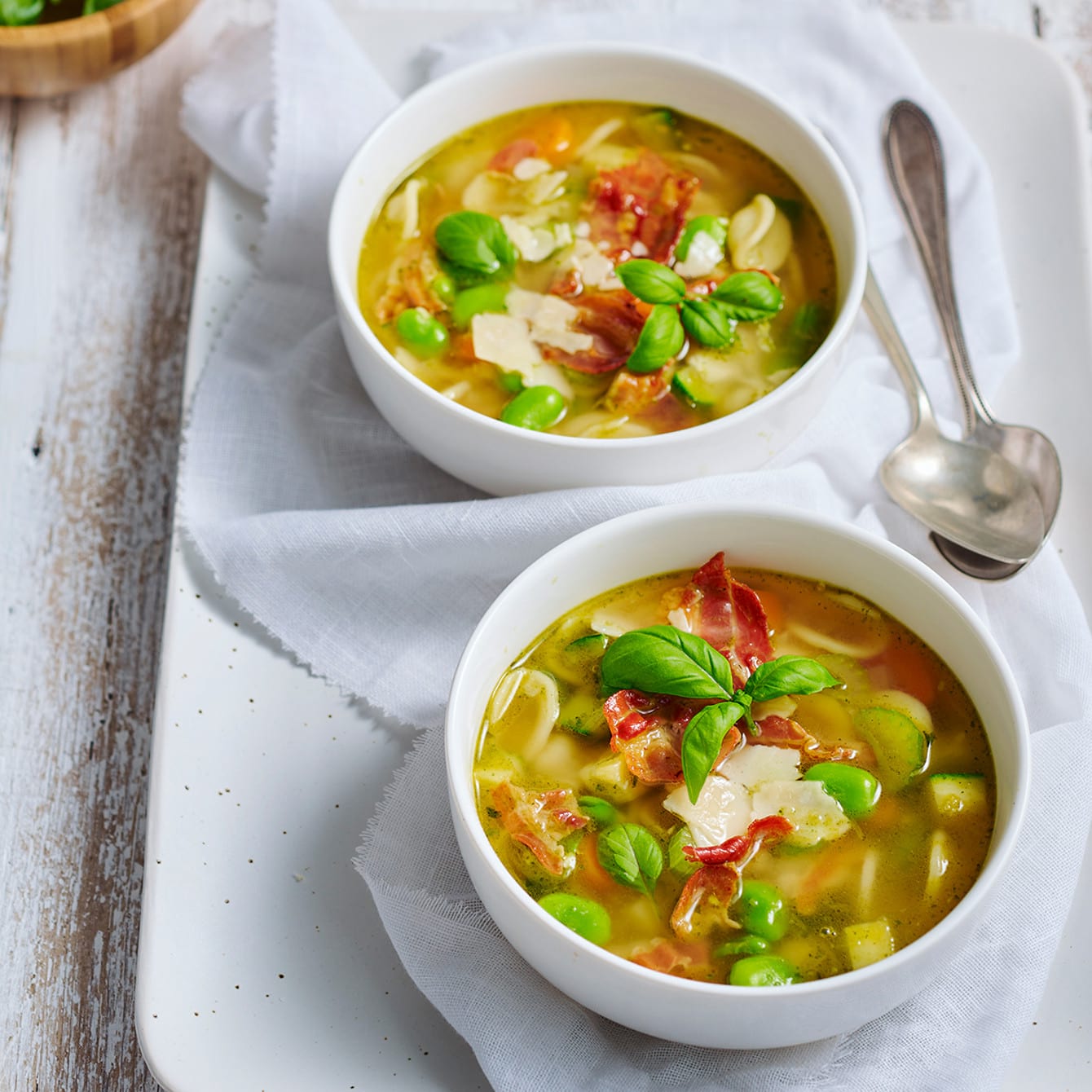 Lichte minestrone met tuinbonen, courgette en pancetta