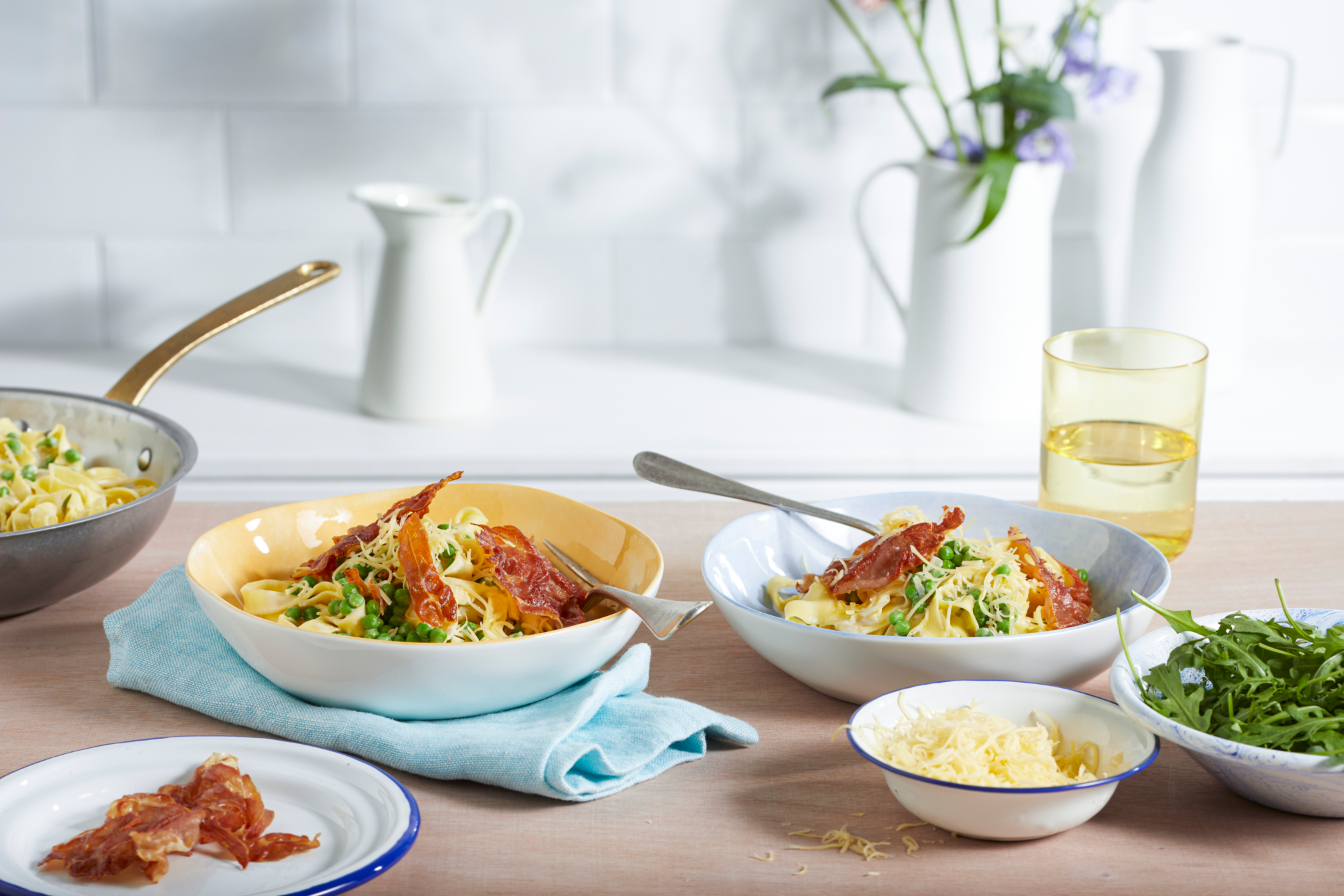 Pasta met roomsaus, doperwten en knapperige parmaham