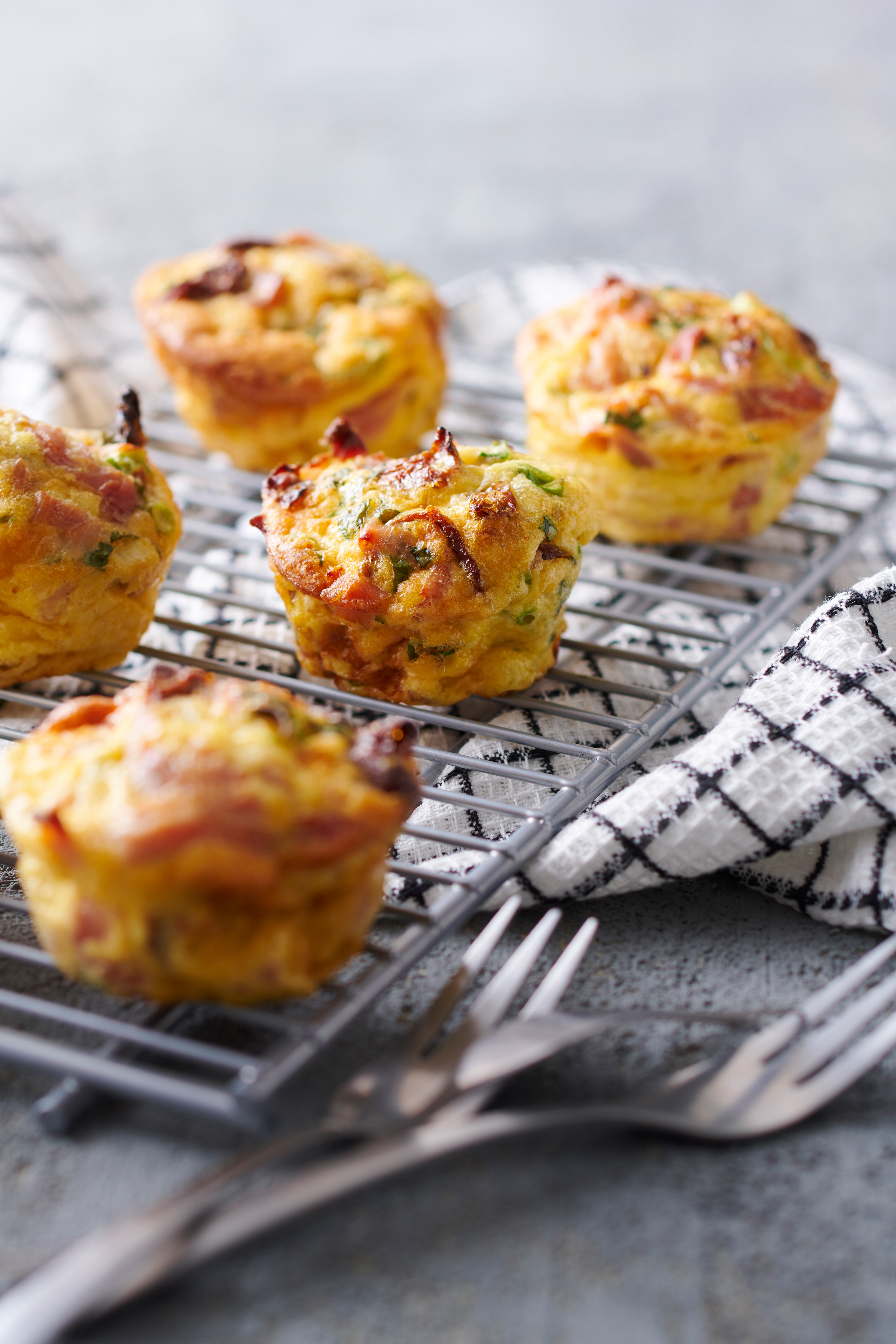 Mini-frittata met rauwe ham en tomaat