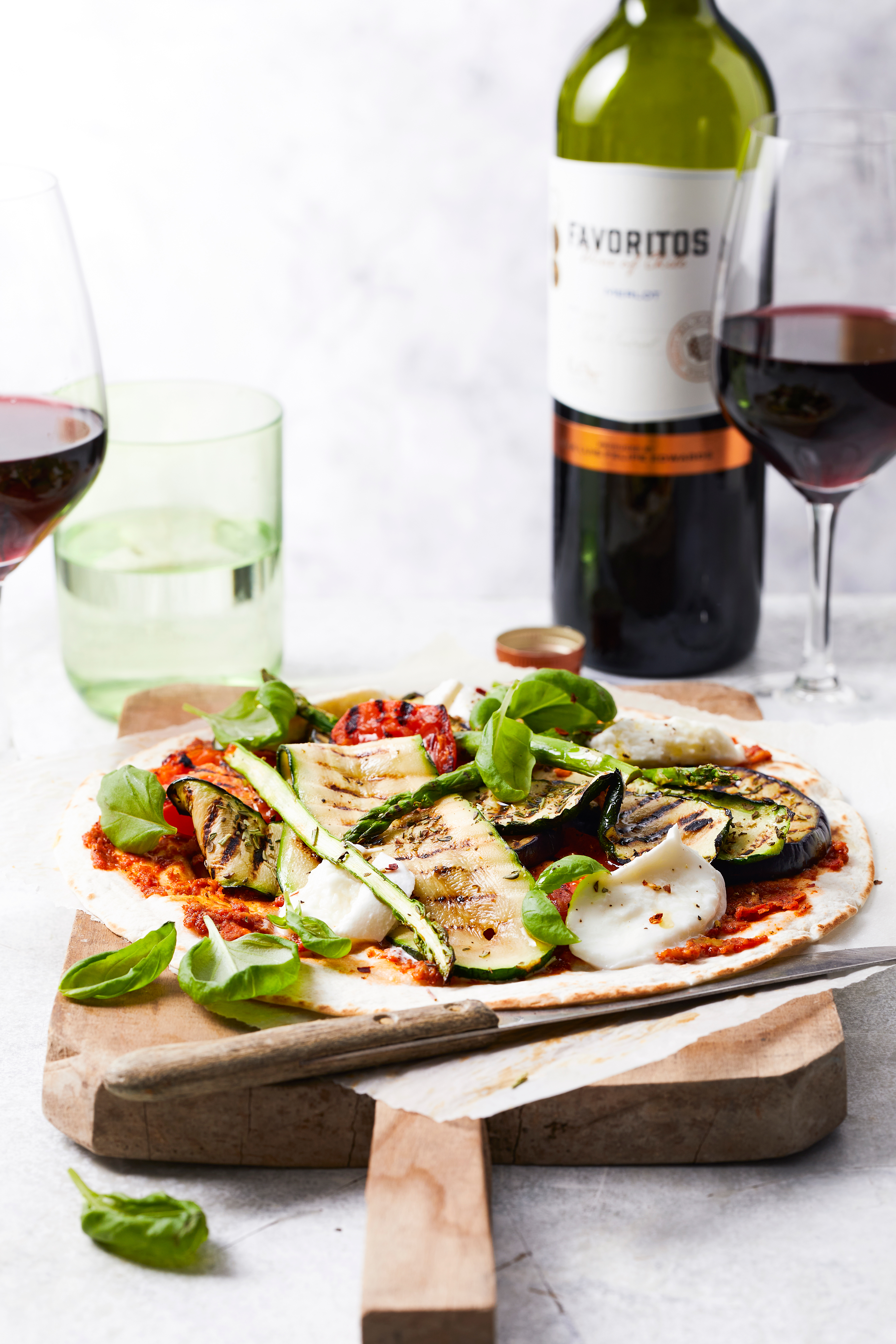 Lente‘pizza' met gegrilde groenten en mozzarella