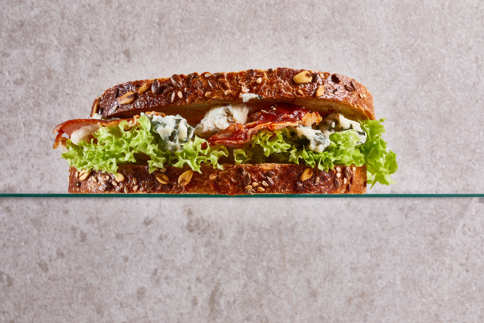 Sandwich met blauwe kaas en krokante pancetta