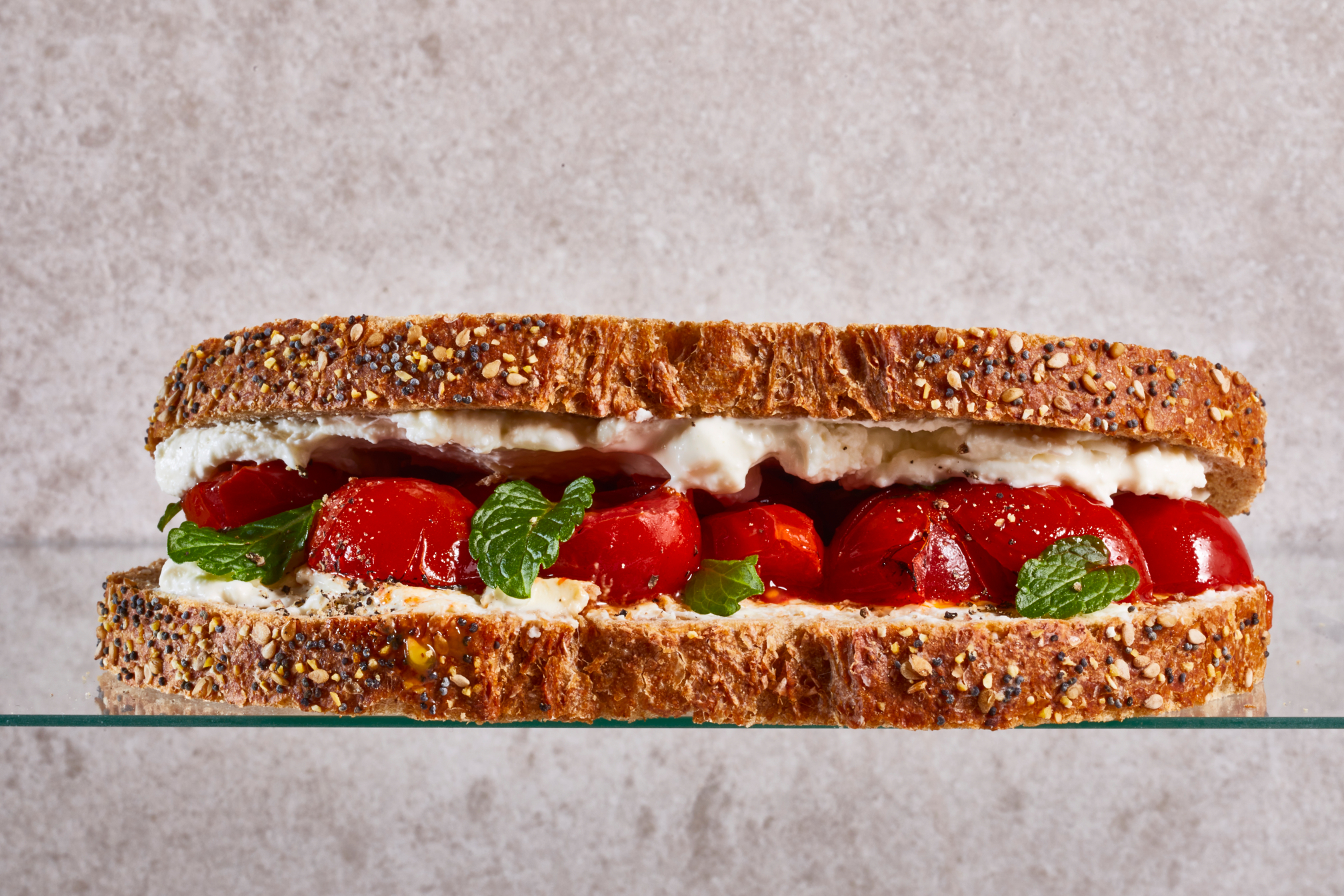 Sandwich fetaspread met gebakken tomaatjes