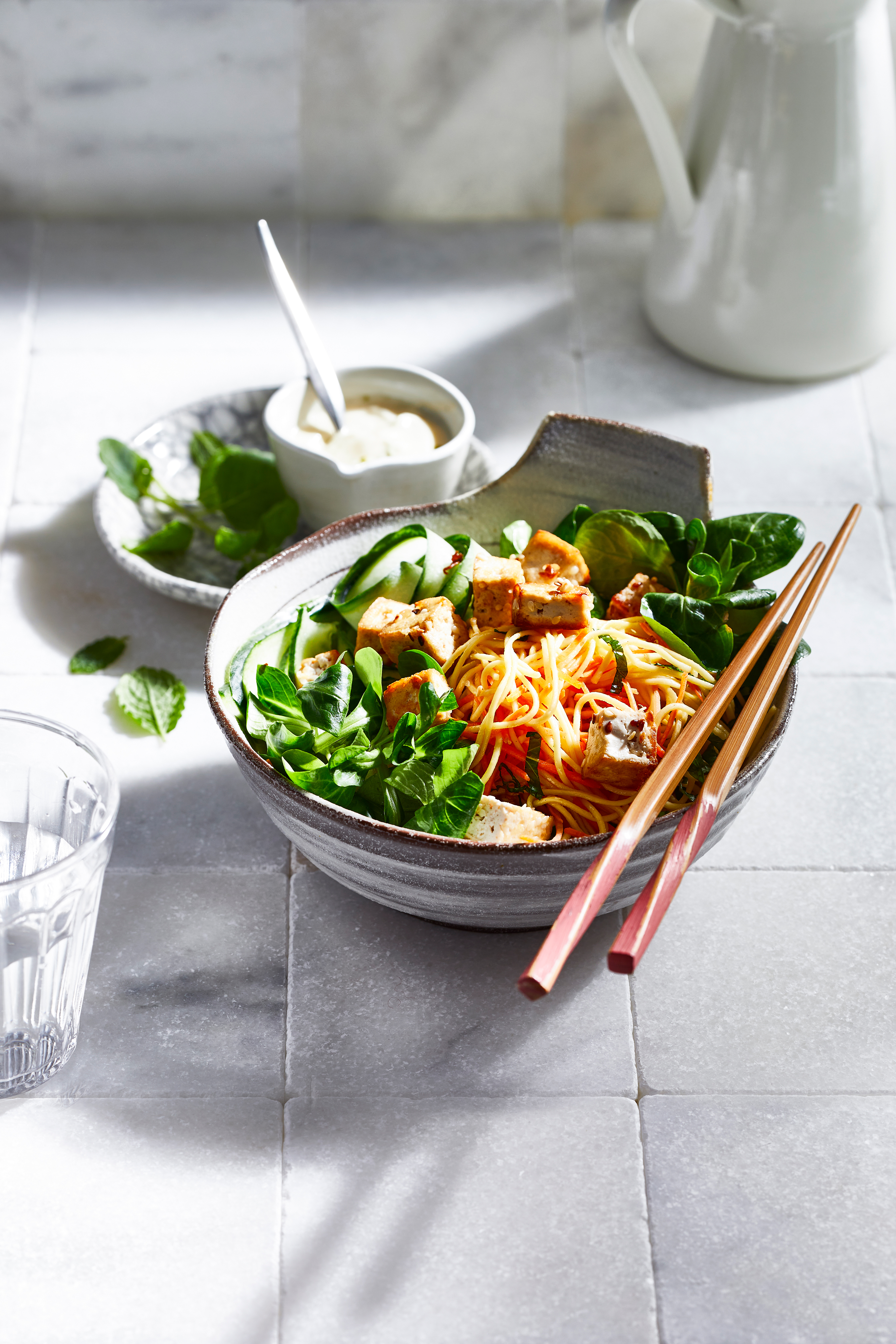 Noedelsalade met knapperige tofu